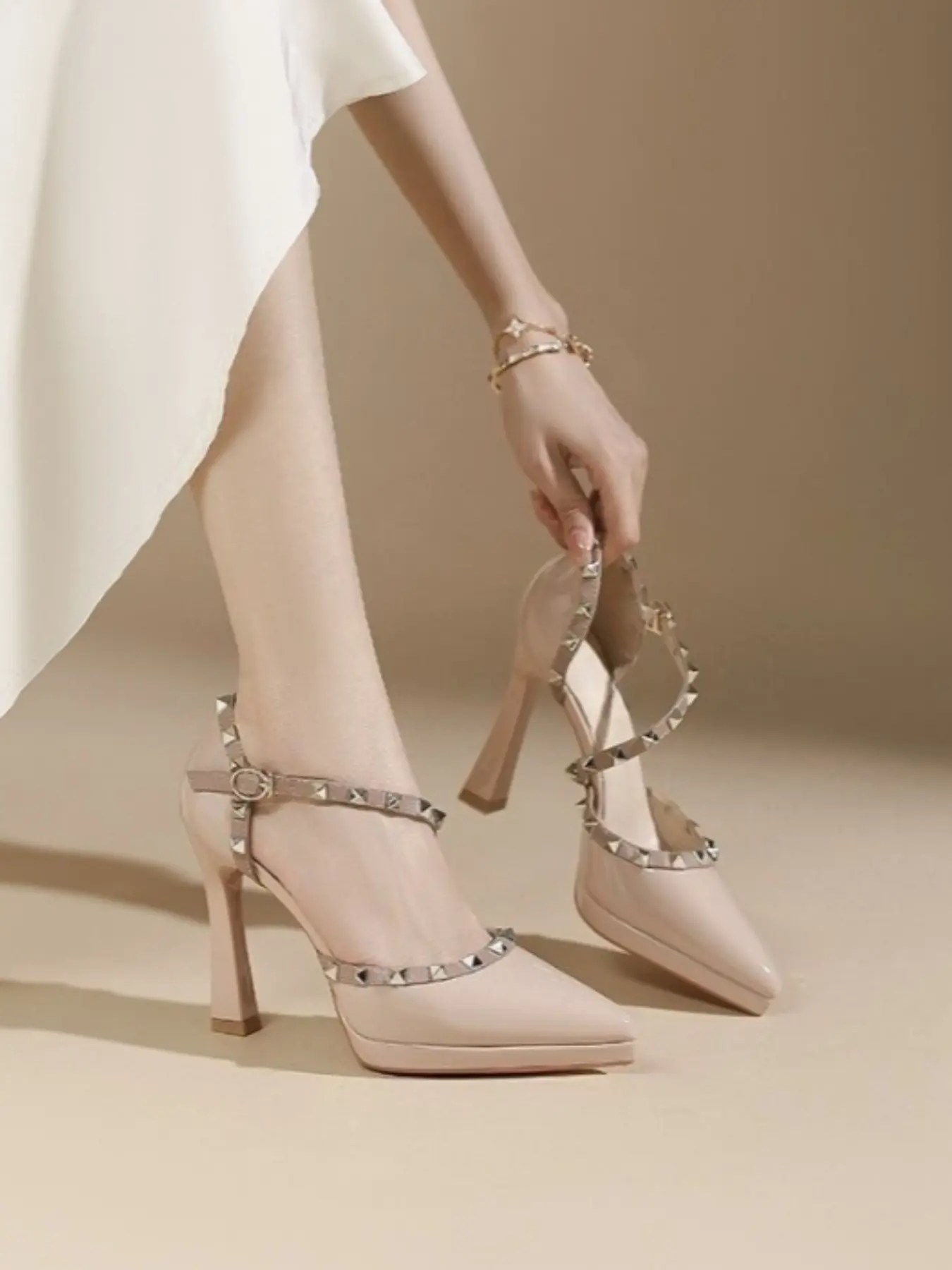 Women Patent Pointed Toe Studded Platform Block Heel Sandals Trendy Metal Rivet Adjustable Ankle Strap Strappy Heeled Sandal High Heels Elegant Dating Wedding Guest Cocktail Evening Party Outfits 2 Colors Nude Black