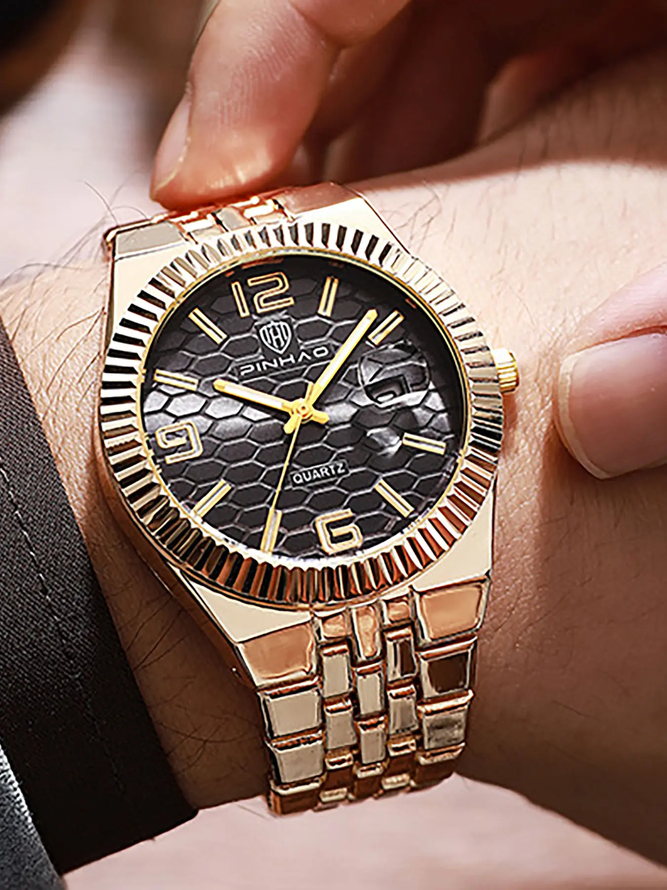Luxury Stainless Steel Business Men's Watch, Honeycomb Dial with Calendar Window, Quartz Analog Wristwatch, Elegant and Professional Timepiece