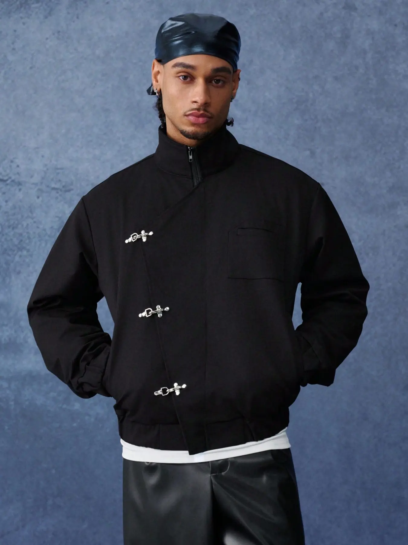 Men's Stand Collar Diagonal Toggle Zip‑Up Jacket, Metal Buckle Decor Loose Long Sleeve Bomber Outerwear, Y2K Retro Streetwear Coat for Daily Going‑Out Hangout Vacation Shopping Leisure Casual Outfits, Trendy Versatile Men Relaxed Fit Outer Tops 2026 New A