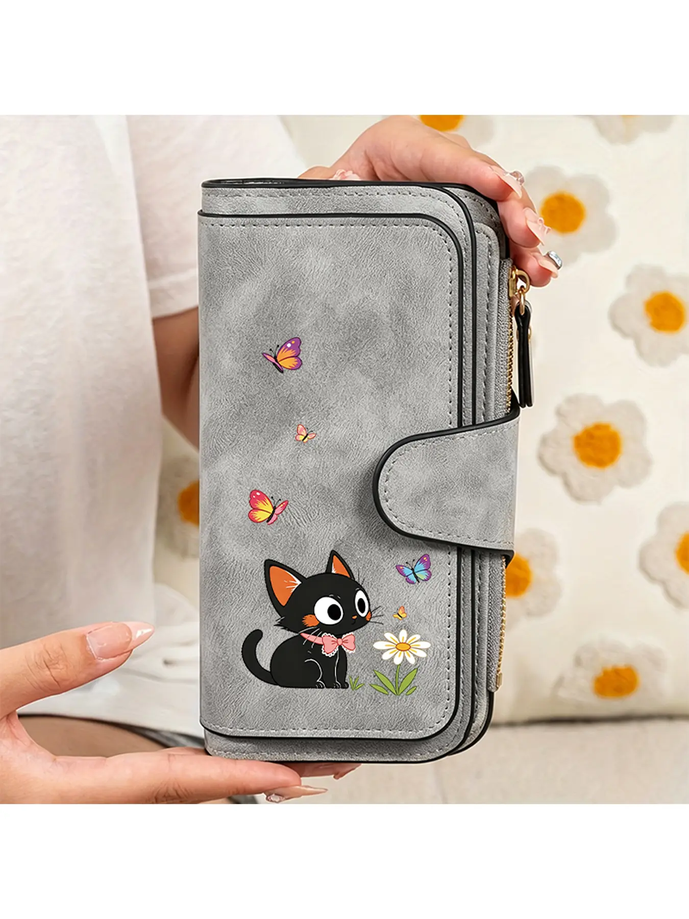 A ladies' wallet decorated with cute cat patterns, featuring cat, butterfly, and floral patterns, full of fun. With a multi card slot design, it meets your daily needs and is a birthday/Halloween/Christmas gift