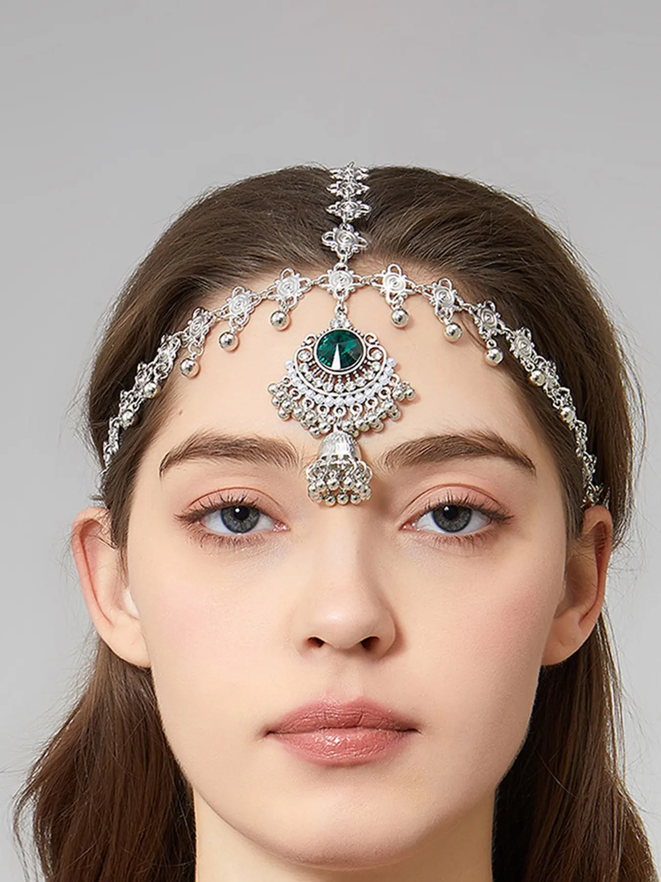 Indian Head Chain Matha Patti for Women, Vintage Silver Emerald Green Crystal Forehead Chain, Bollywood Bridal Boho Gypsy Jhumka Bell Tassel Hair Jewelry, Festival Cosplay Accessories
