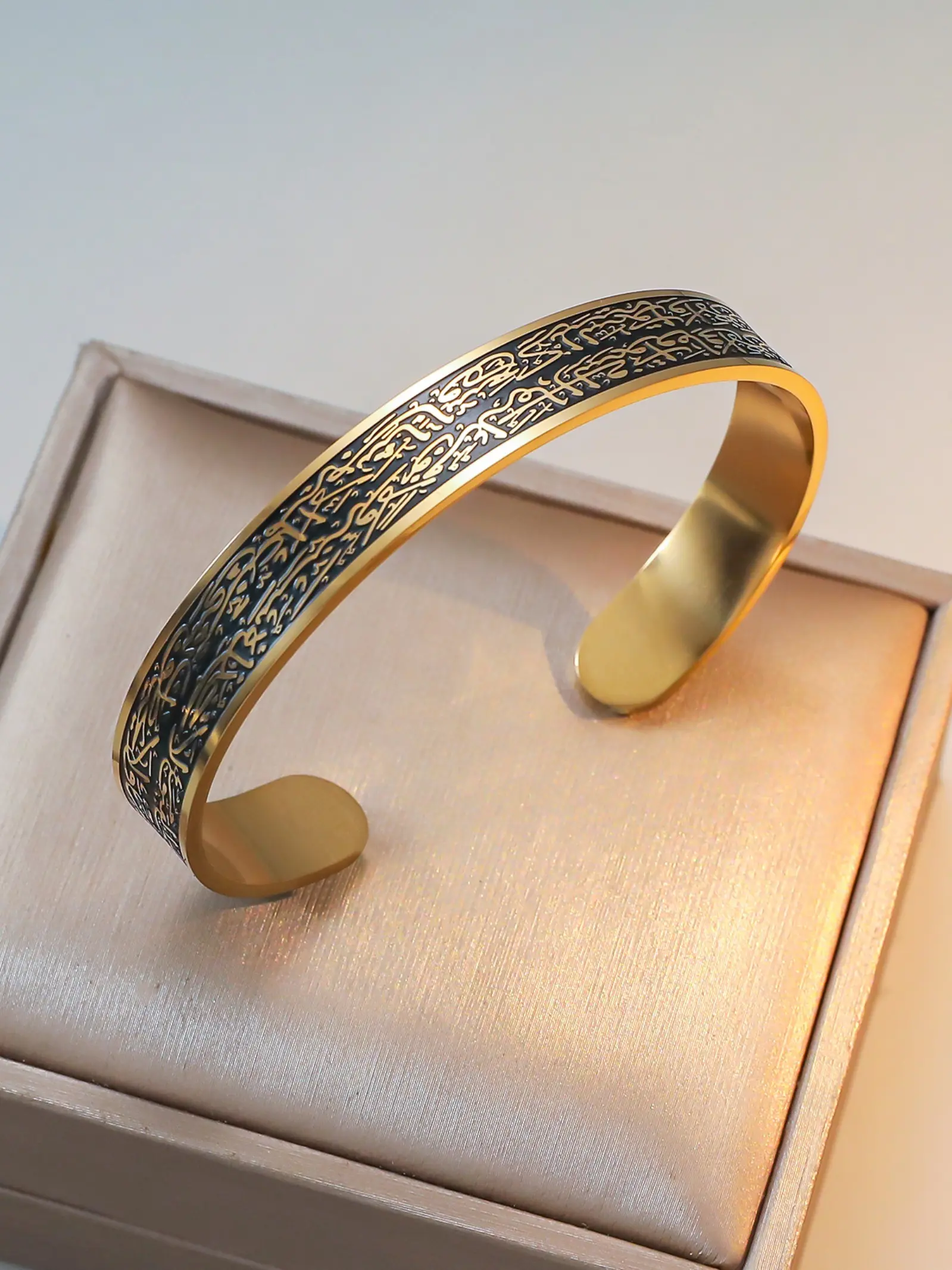 1PC Middle Eastern-style embossed Quran open bracelet, adjustable cuff, waterproof and scratch-resistant stainless steel scripture bracelet, Muslim portable blessing accessory, the first choice for giving as a gift during Eid al-Fitr