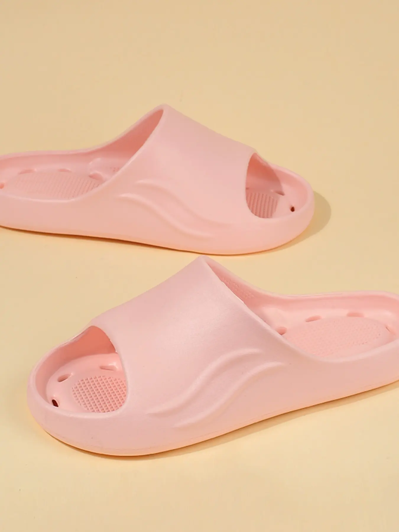 New Cutout Slippers for Men and Women, Indoor Bathroom Non-Slip Soft Sole, Casual Medium Width, Summer Couple Sandals