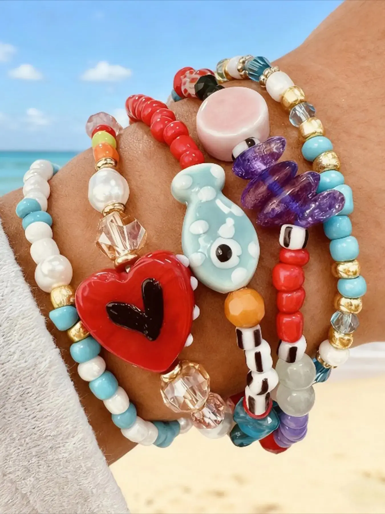 5-piece set of women's bohemian style ceramic fish heart bead bracelets, beaded bracelets, bracelet set, simple design, random colors, perfect for daily wear and vacations.