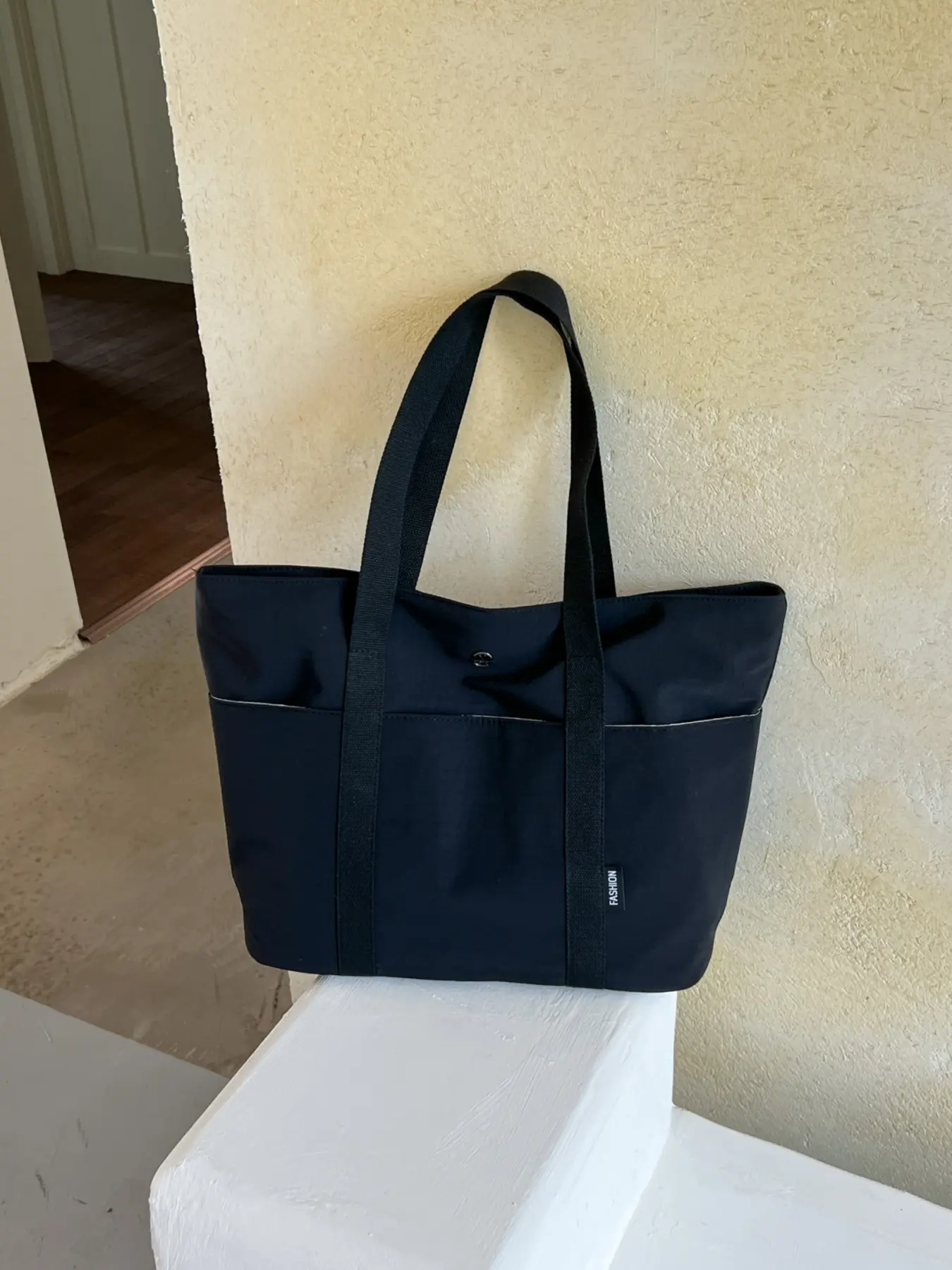 Simple and casual tote bag with multiple pockets, large capacity, lightweight travel handbag, practical shoulder bag for women's daily commuting and shopping.