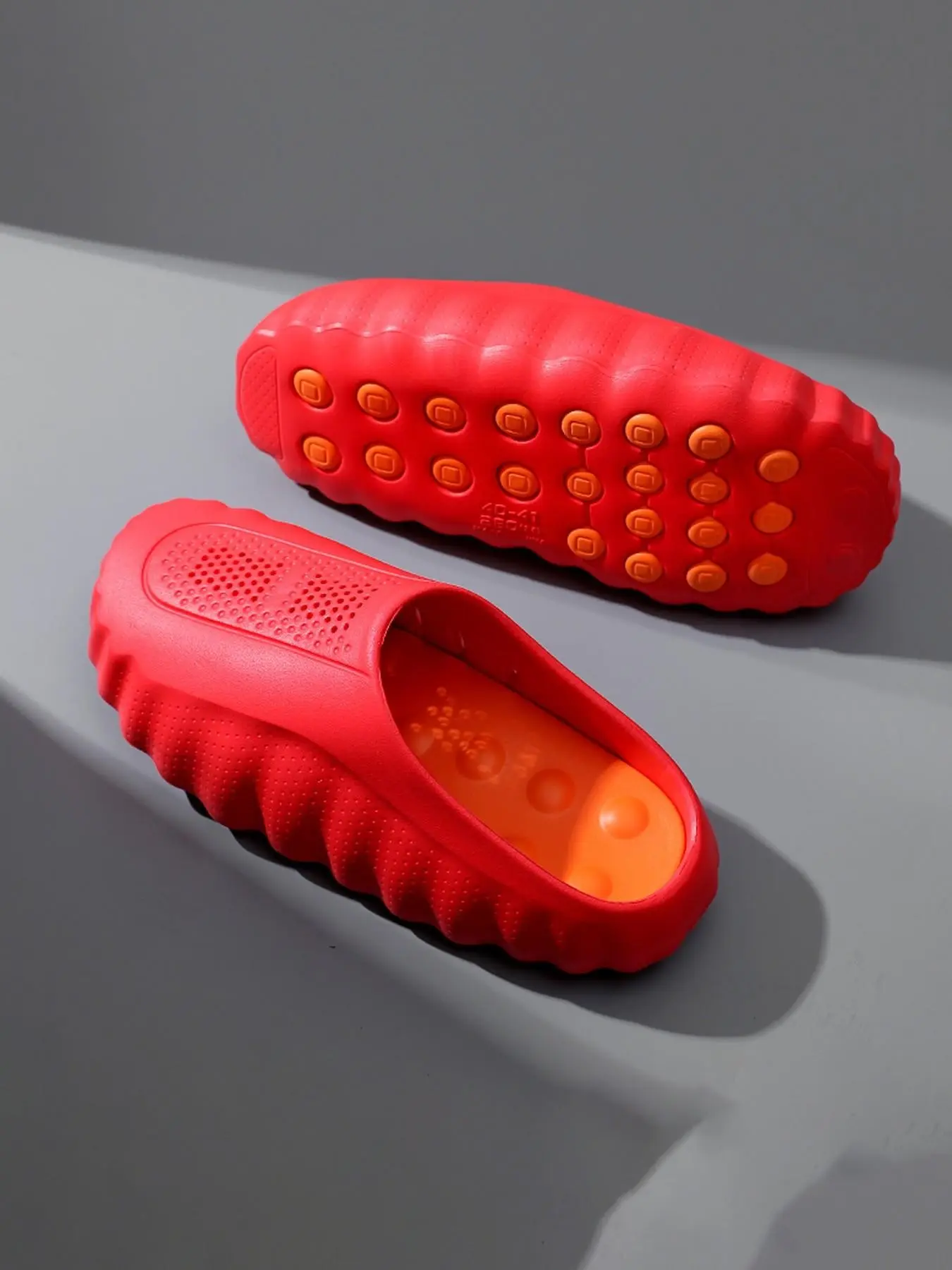 Unisex Acupressure Massage Clogs, EVA Breathable Closed Toe Slip On Slippers, Fashionable Soft Slippers, Non-Slip Raised Dot Sole for Foot Fatigue Relief, Soft Lightweight Suitable for Bathroom, Bedroom, Daily Indoor Outdoor Wearing