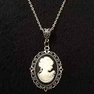 Fashion Black Retro Oval Relief Ladies' Cameo Pendant Necklace 18-inch Chain for Women Gothic Charm Jewelry Accessories Gifts