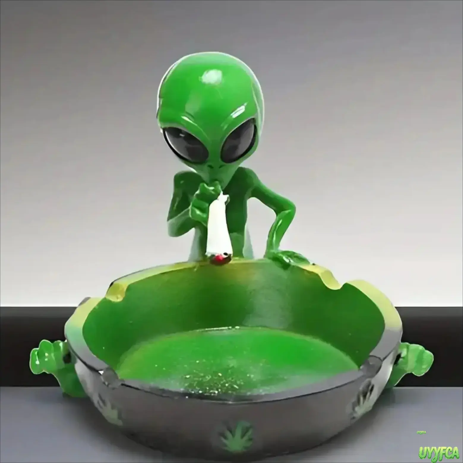 Creative Resin Alien Figure Ashtray, Funny Smoking Alien Sculpture Tabletop Ornament,Waterproof Indoor Outdoor Ash Tray, Unique Weird Aesthetic Desk Decor Statue, Novelty UFO Alien Themed Room Accessory For Bar Bedroom Man Cave wonderful gift for him.