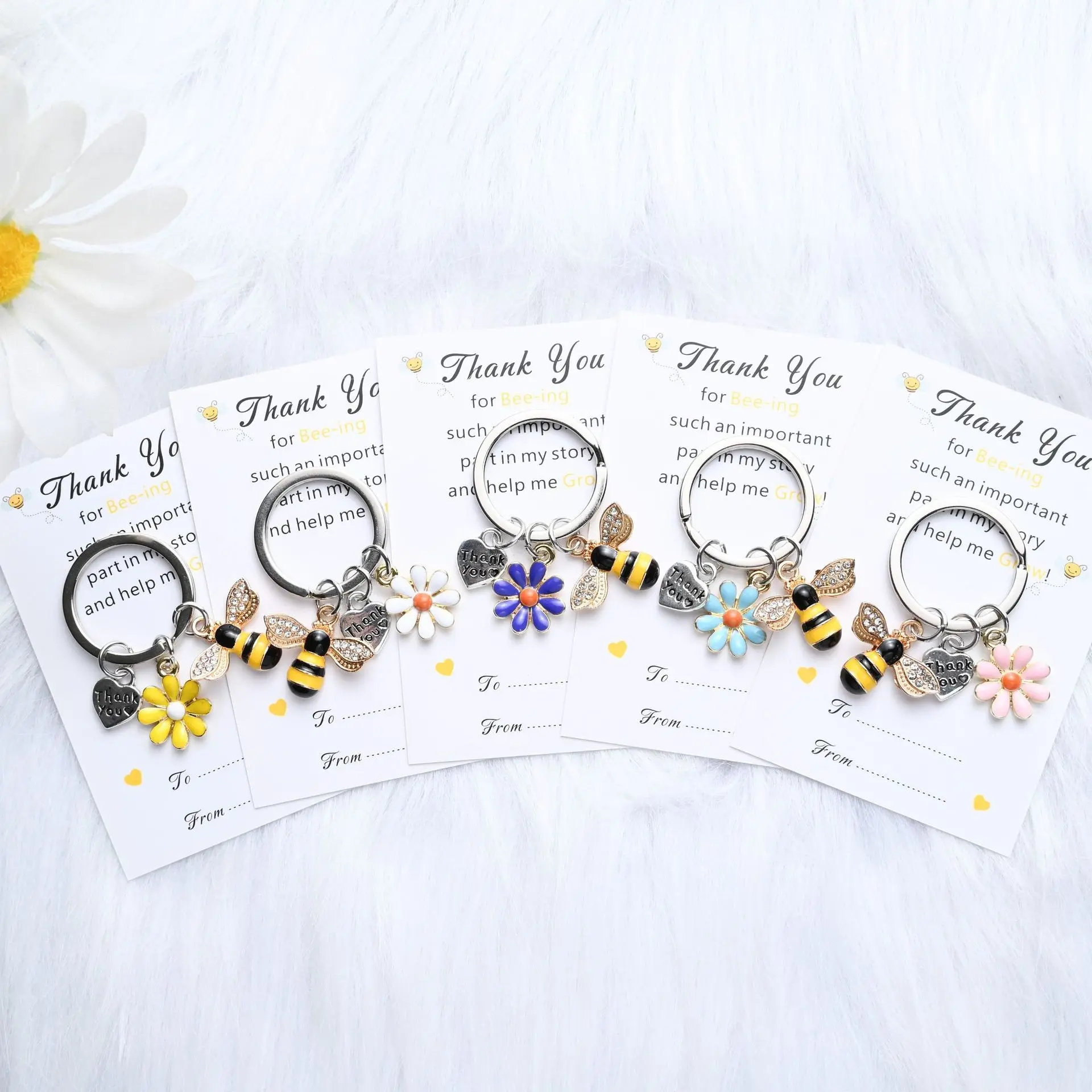 5pcs Bee-Themed Keychains with a Thank You Card, Ideal for Birthdays, Weddings, Teacher'S Day, And Graduation Gifts, Featuring a Hug Token And Bee Design, Suitable for Back to School, Keychain Set, Souvenirs for Teachers, Classmates, Friends and Family