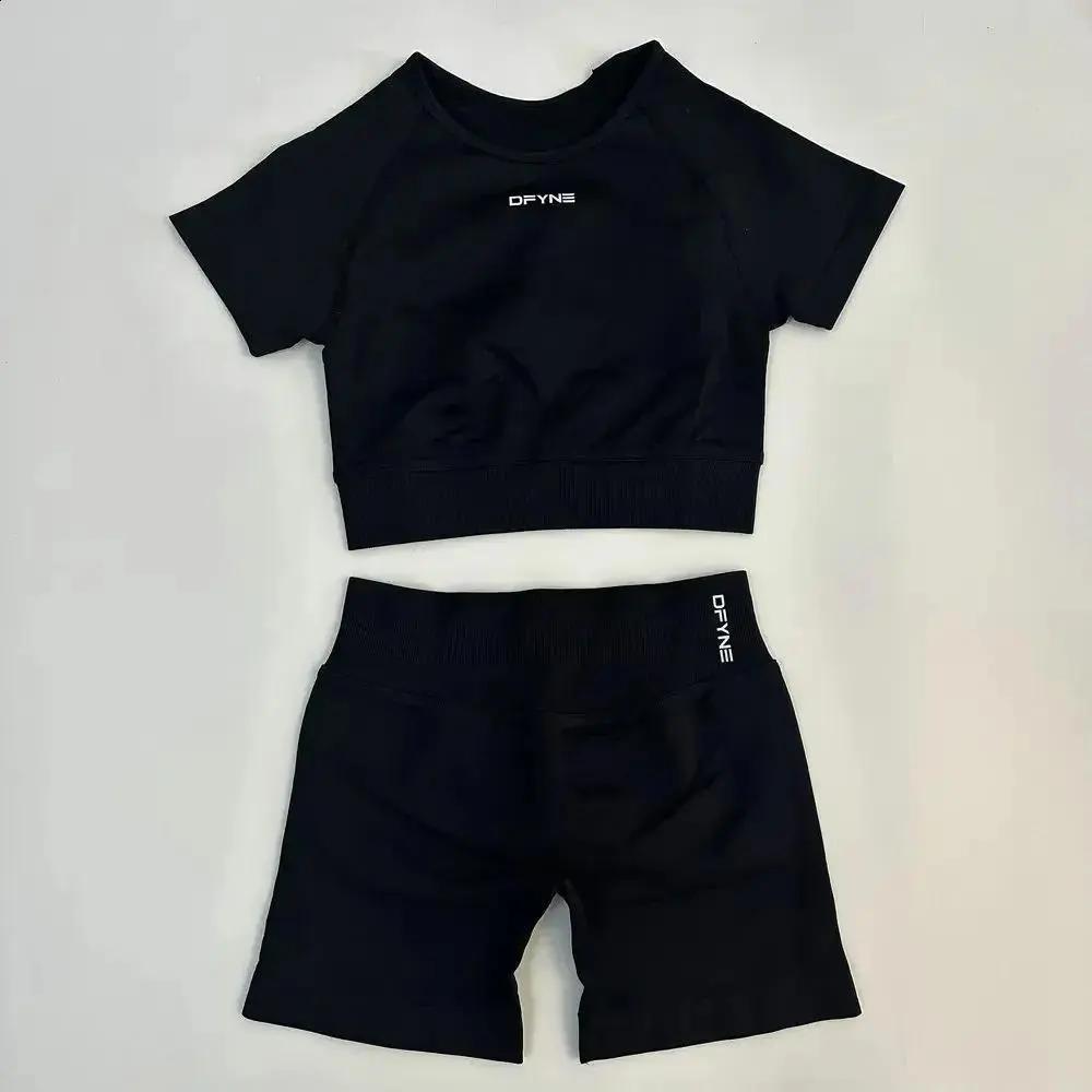 DFYNE Seamless Impact Gym Set for Women Compression Crop Top & Pleated Bum Scrunch Shorts Sculpting 2-Piece Workout Outfit for Yoga Training Athleisure Quick Dry Activewear Outdoor Sportswear Sporty Comfy Breathable