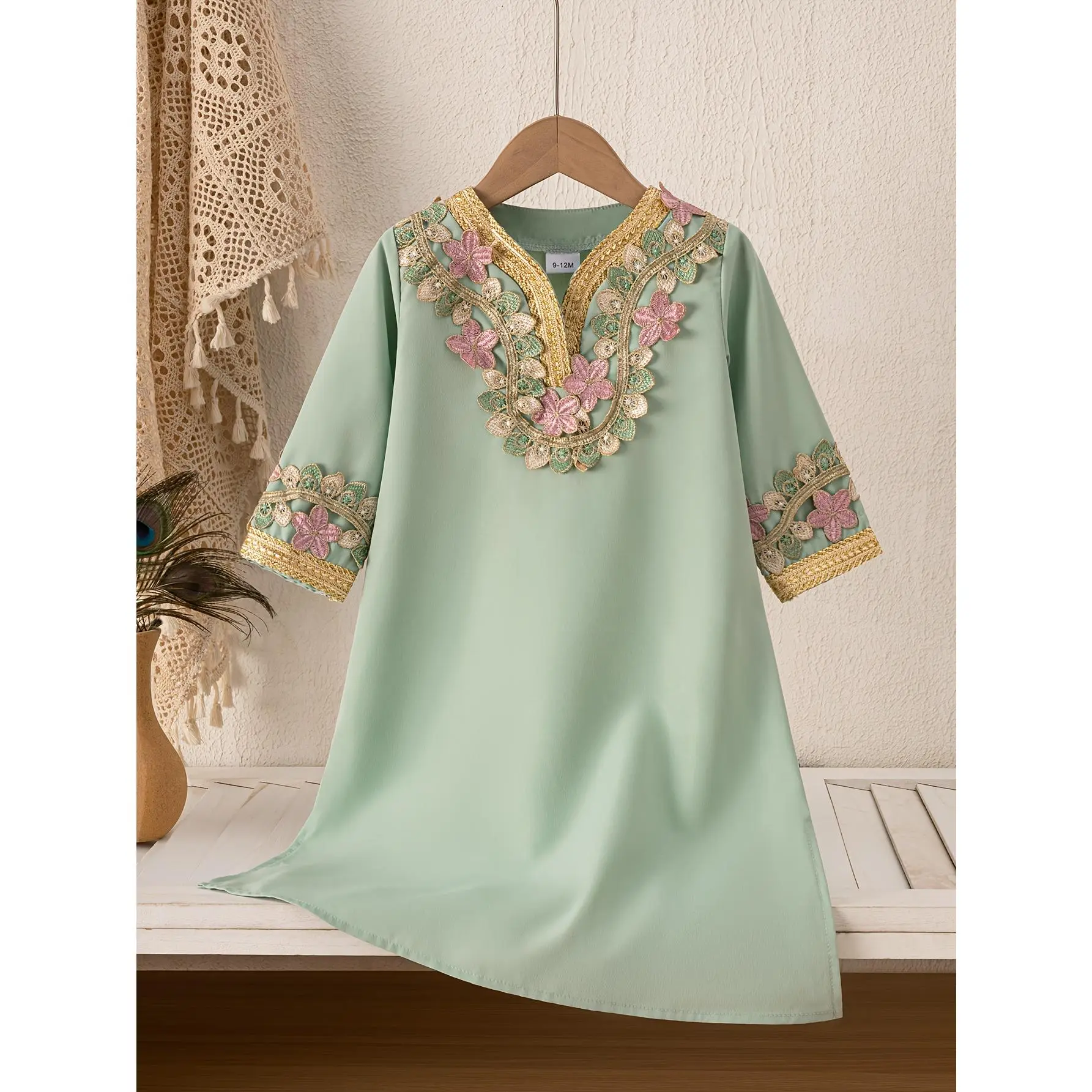 Middle Eastern Traditional Style Girls' Light Green Embroidered Robe with Ethnic Patterns, Casual Dress & Middle Eastern Trendy Design with Exquisite Lace Embroidery and Open Slit Dress