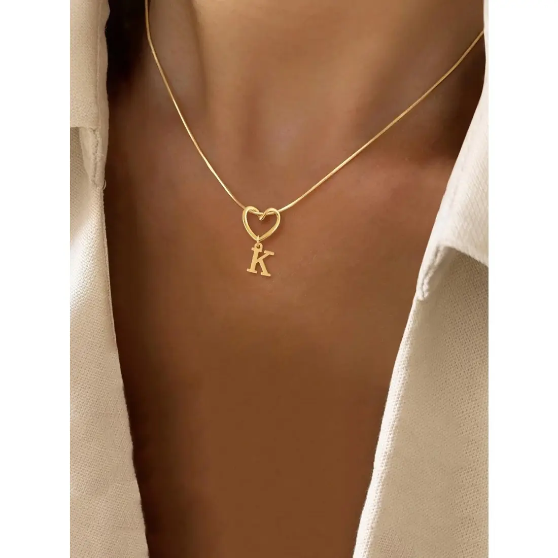 1-piece Women's Heart Initial Pendant Necklace, Trendy Classic Golden Color Stainless Steel Necklace for Women, Initial Letter Necklace, Love Heart Necklace, Fashion Jewelry, Fashionable Accessories