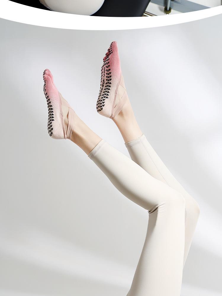 New gradient strap yoga socks, non-slip professional women's five-toe socks, Pilates socks for spring and summer, suitable for sports.