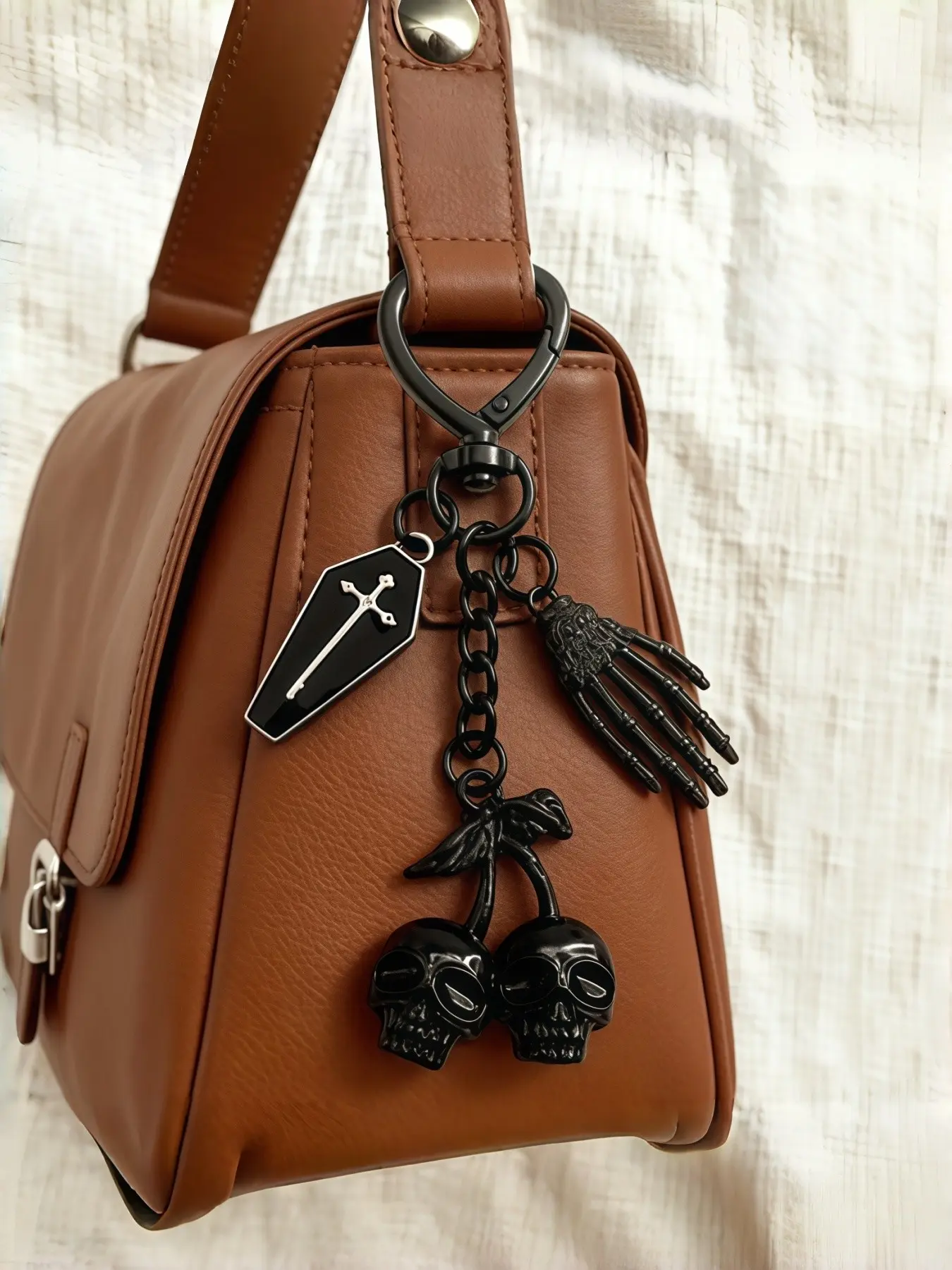 Gothic Skull Keychain with Coffin Pendant, Punk Style Alloy Key Ring, Dark Aesthetic Accessory, Halloween Gift, Y2K Subculture Fashion, Bag Key Accessory