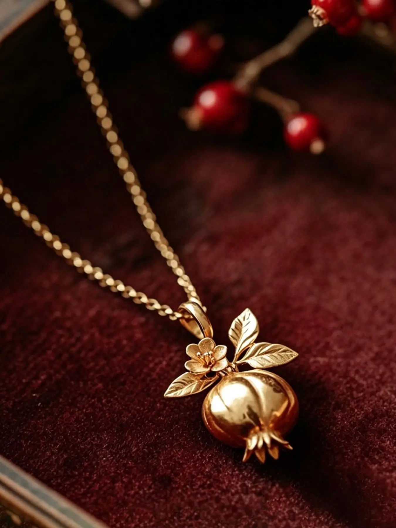 Vintage Metal Pomegranate Flower Pendant Necklace for Women, Elegant and Chic Casual Daily Commute Jewelry