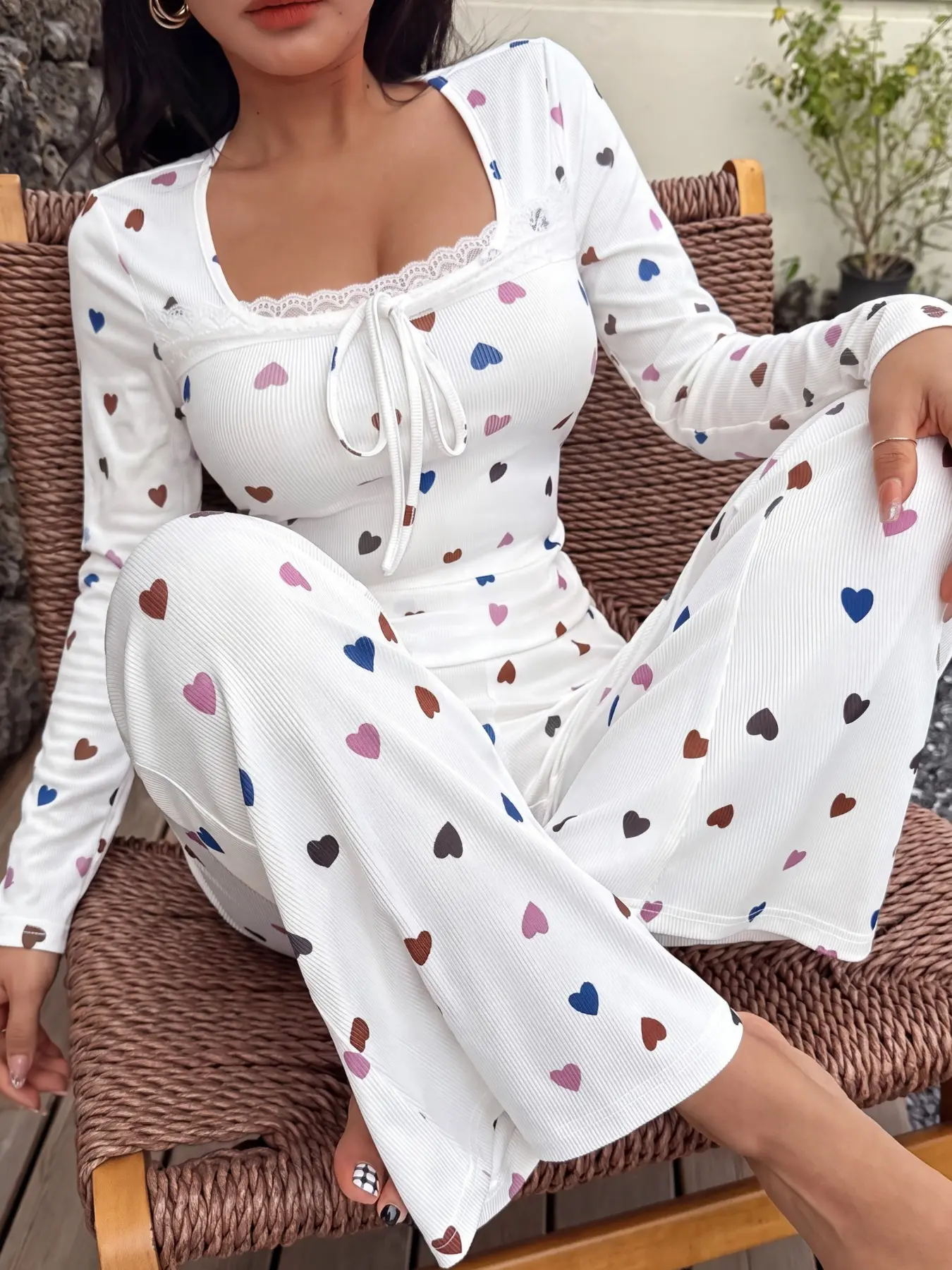 Heart-Print Long-Sleeve  and Pants Pajama Set, Comfortable Women's Sleepwear, Cute and Cozy Loungewear for Bedtime or Relaxation, Suitable for All Seasons, Fall and Winter