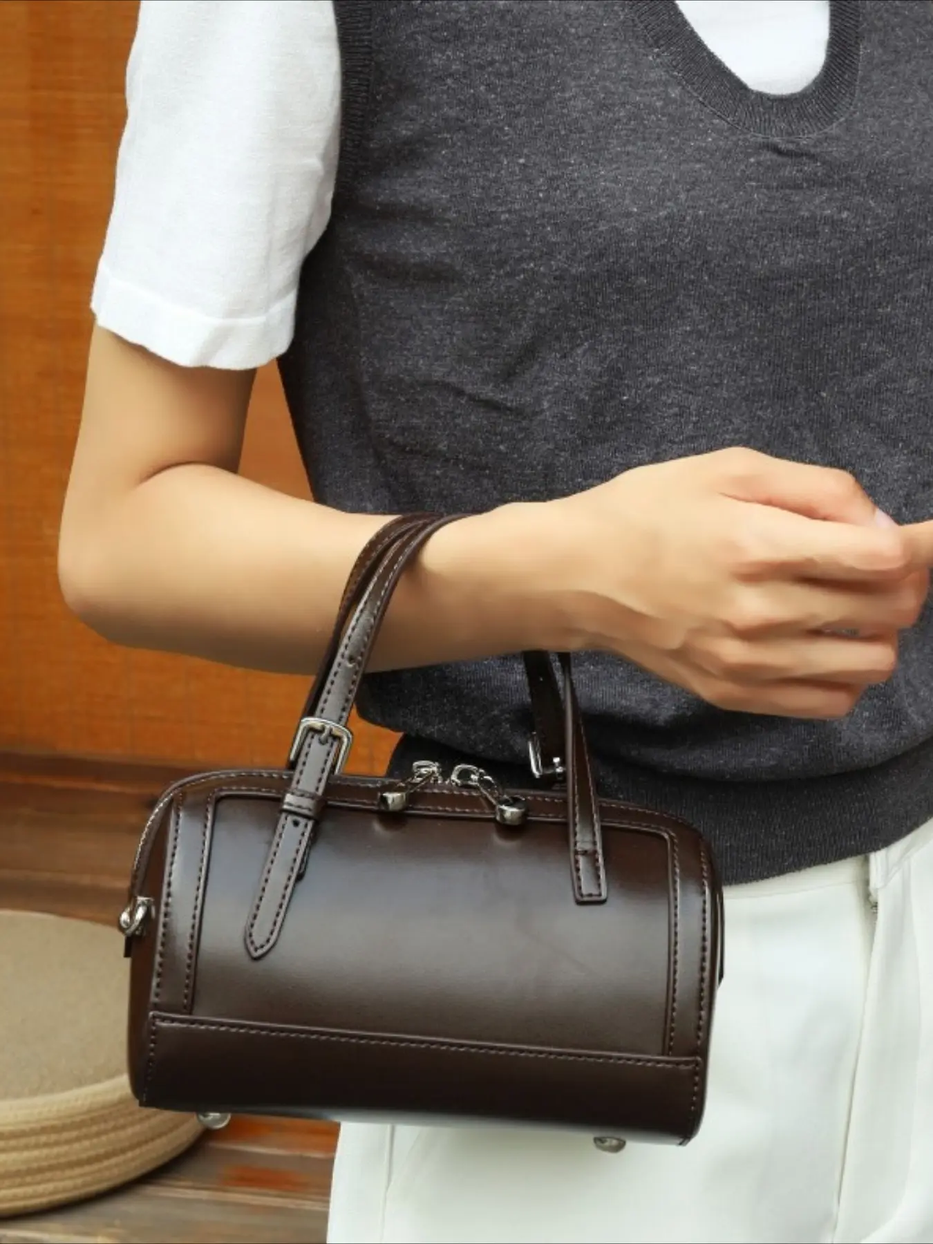 Korean version niche design handbag women's 2026 spring new simple fashion solid color trend leather shoulder bag