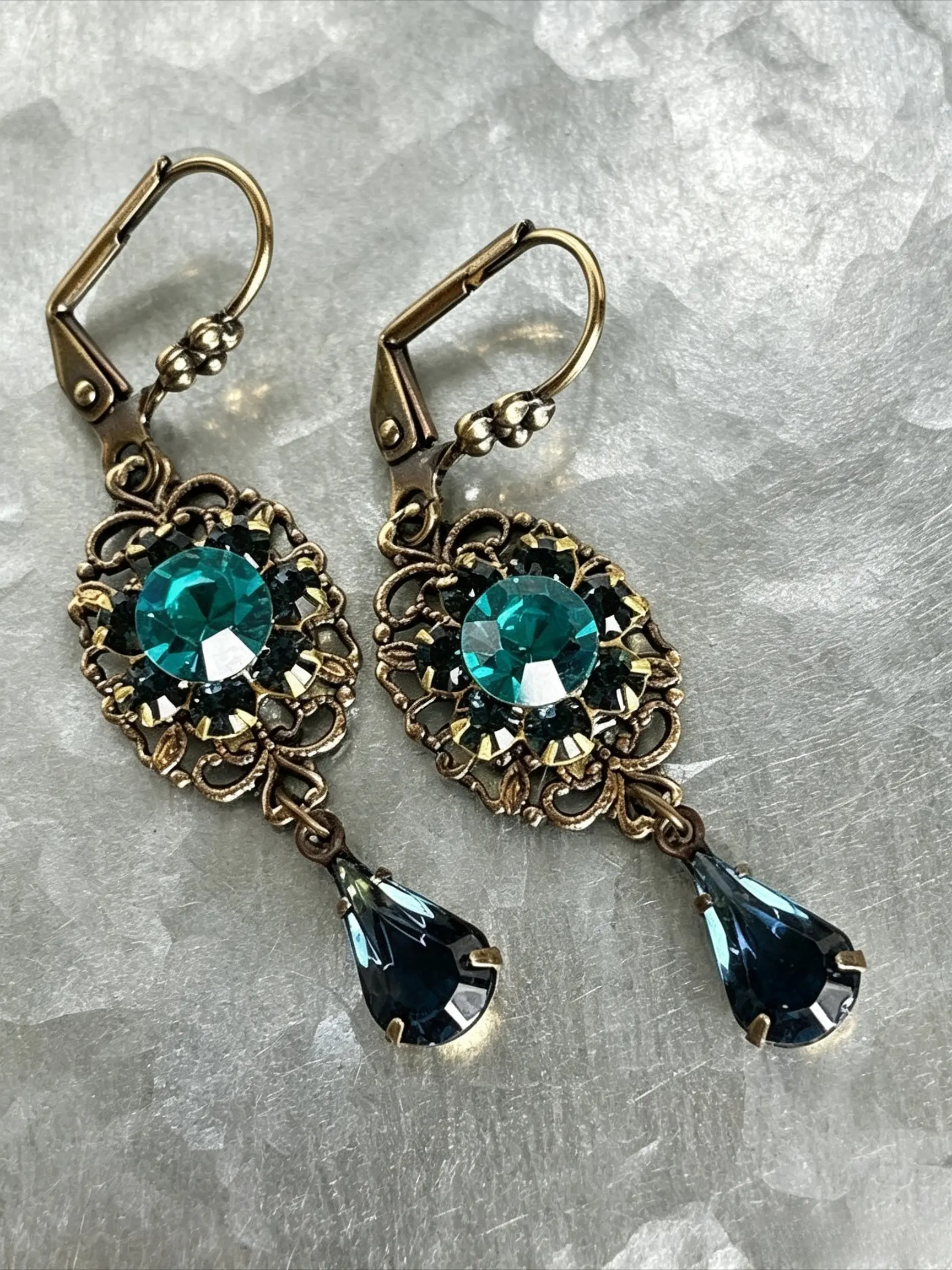 A Pair of Retro Victorian Court-Style Blue Crystal-Look Earrings for Women: Light Luxury, Niche Fashion Design, Sophisticated Look—Perfect for Dances, Banquets, Parties, and Commuting—Versatile Earrings