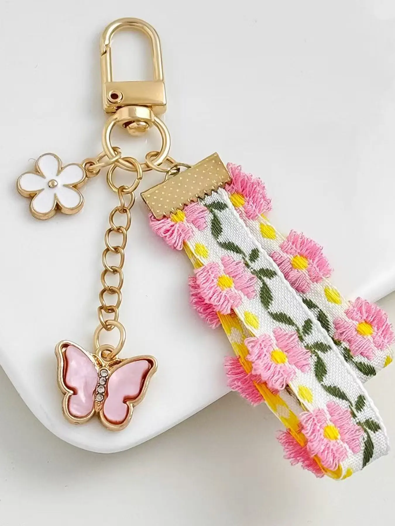 Cute Ins Style Daisy Butterfly Keychain, Small Fresh Floral Pendant Accessory Key Ring for Women Key chain Keyring for Purse Handbags Backpack Charm