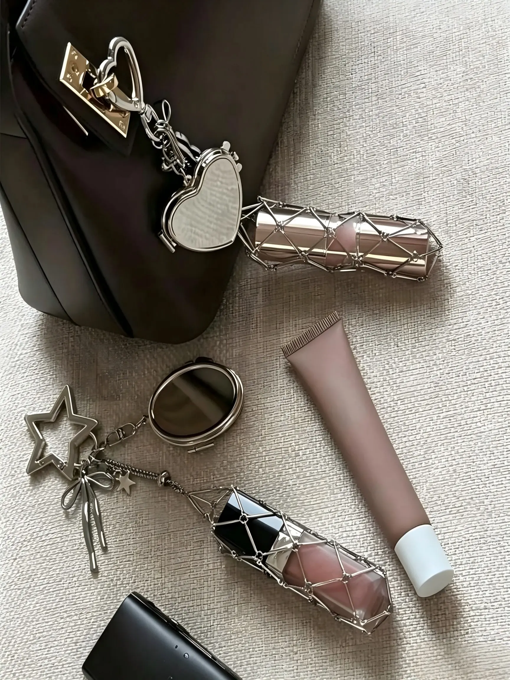 Lipstick Holder Keychain with Mirror for Women, Pink & Silver Metal Lip Gloss Lip Gloss Holder Keychain Case for Purse - Y2K Silver Makeup Storage Organizer Bag Charm Cute Accessories Gift