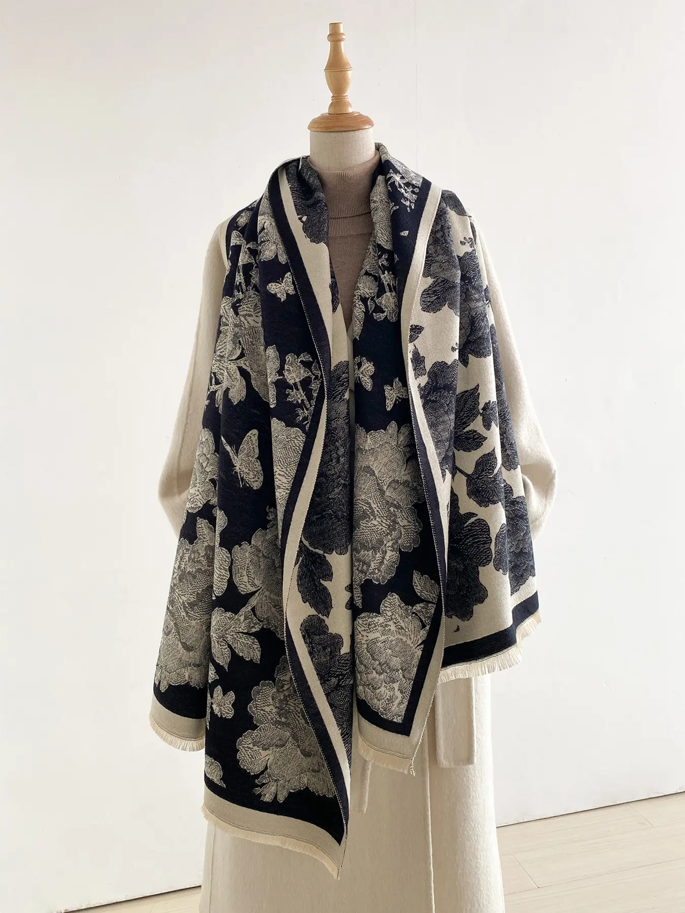 Elegant All-Over Print Scarf, Lightweight Comfortable Fall & Winter Accessory, Casual Fitted Design for Outdoor Activities, Women's Warm Shawl