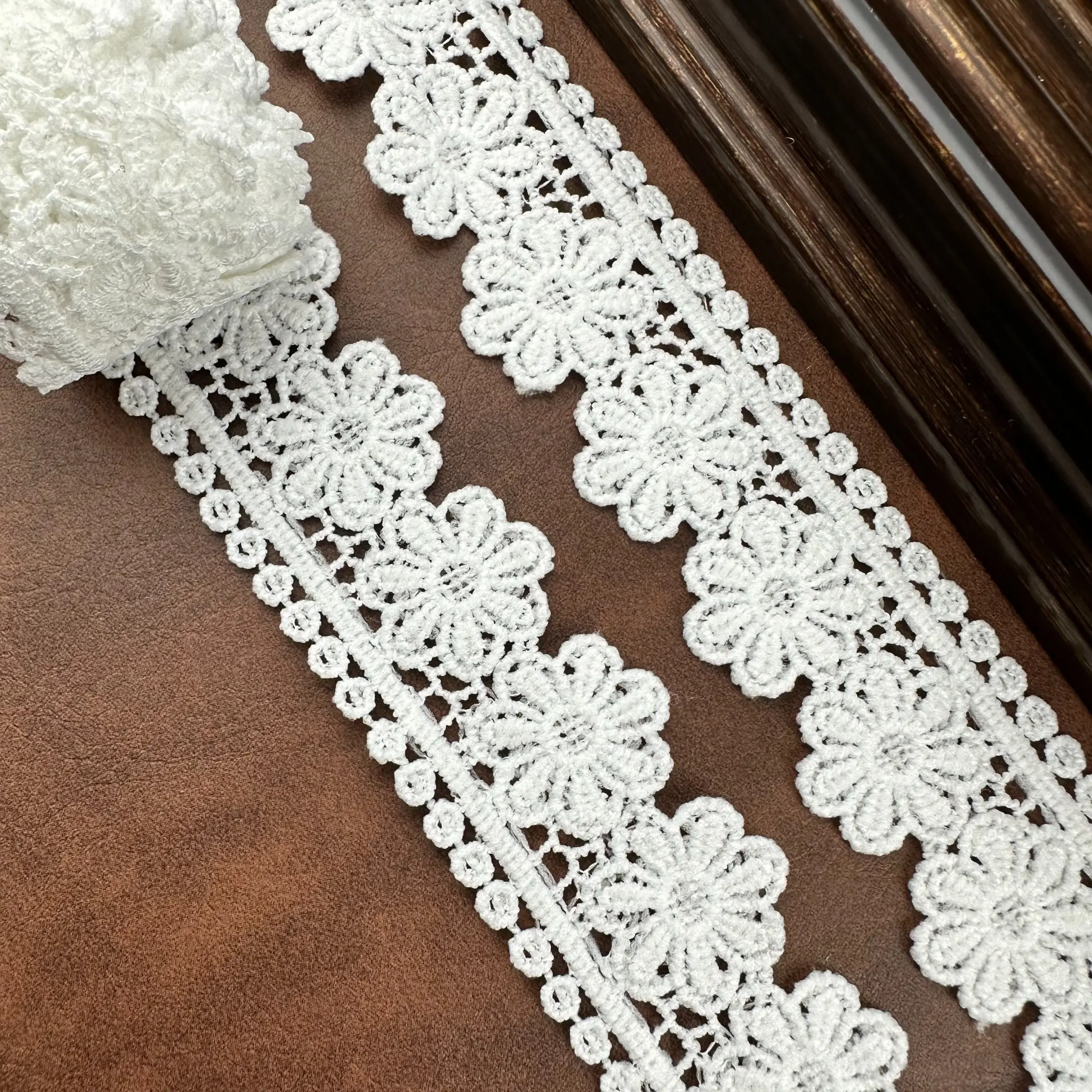Elegant Embroidered Daisy Lace Trim, Elegant Floral Lace, 1.38 Inch Wide, Ideal for Sewing and Crafts, DIY Tailoring, Headbands, Bows, Wedding Sewing Accessories, Lace Strip