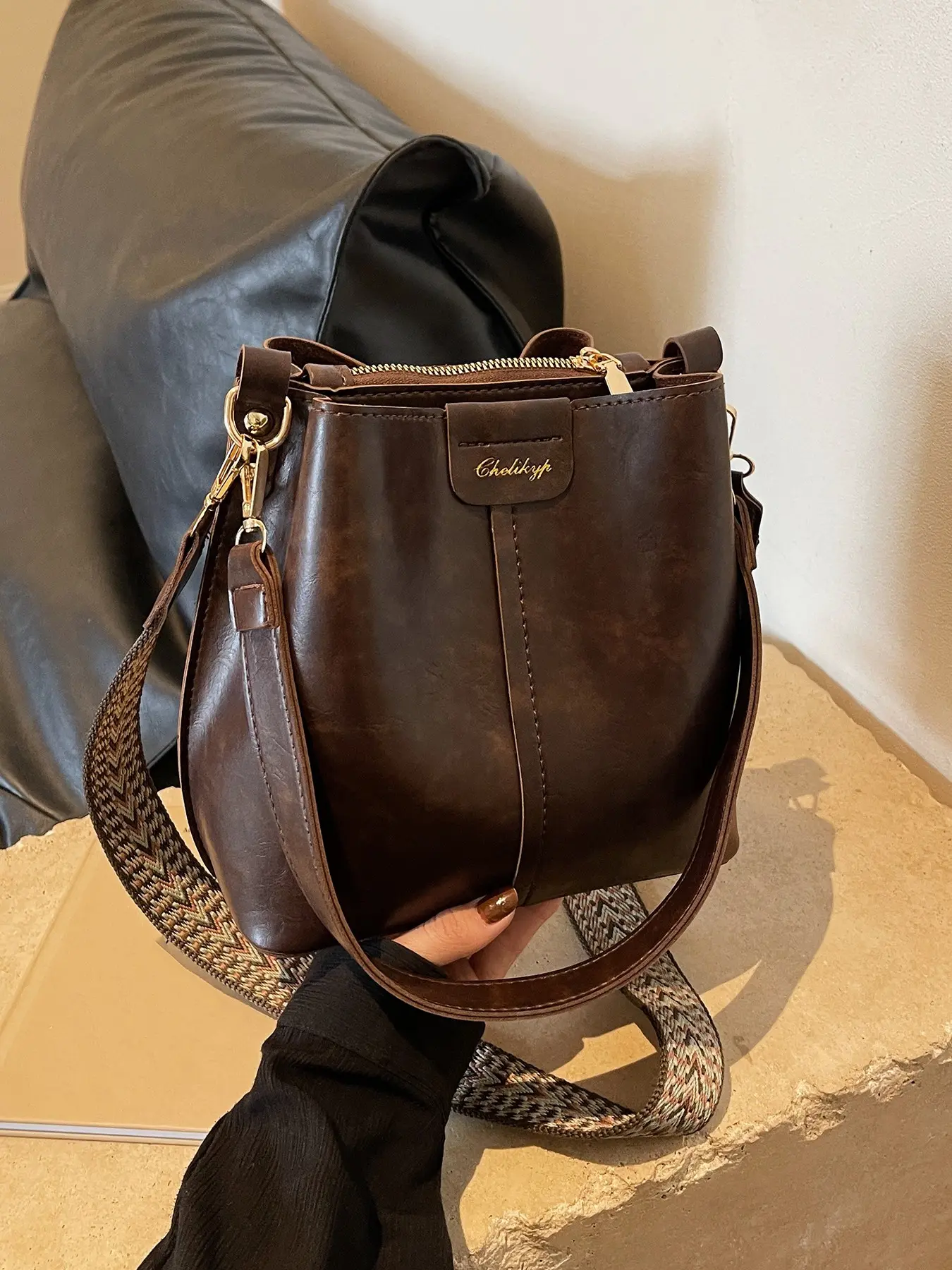 Light luxury fashion minimalistic shoulder bag with widened straps, a unique design for convenient single shoulder or crossbody use, perfect for daily outings, dates, work commutes, and travel, a versatile shoulder and crossbody bag.