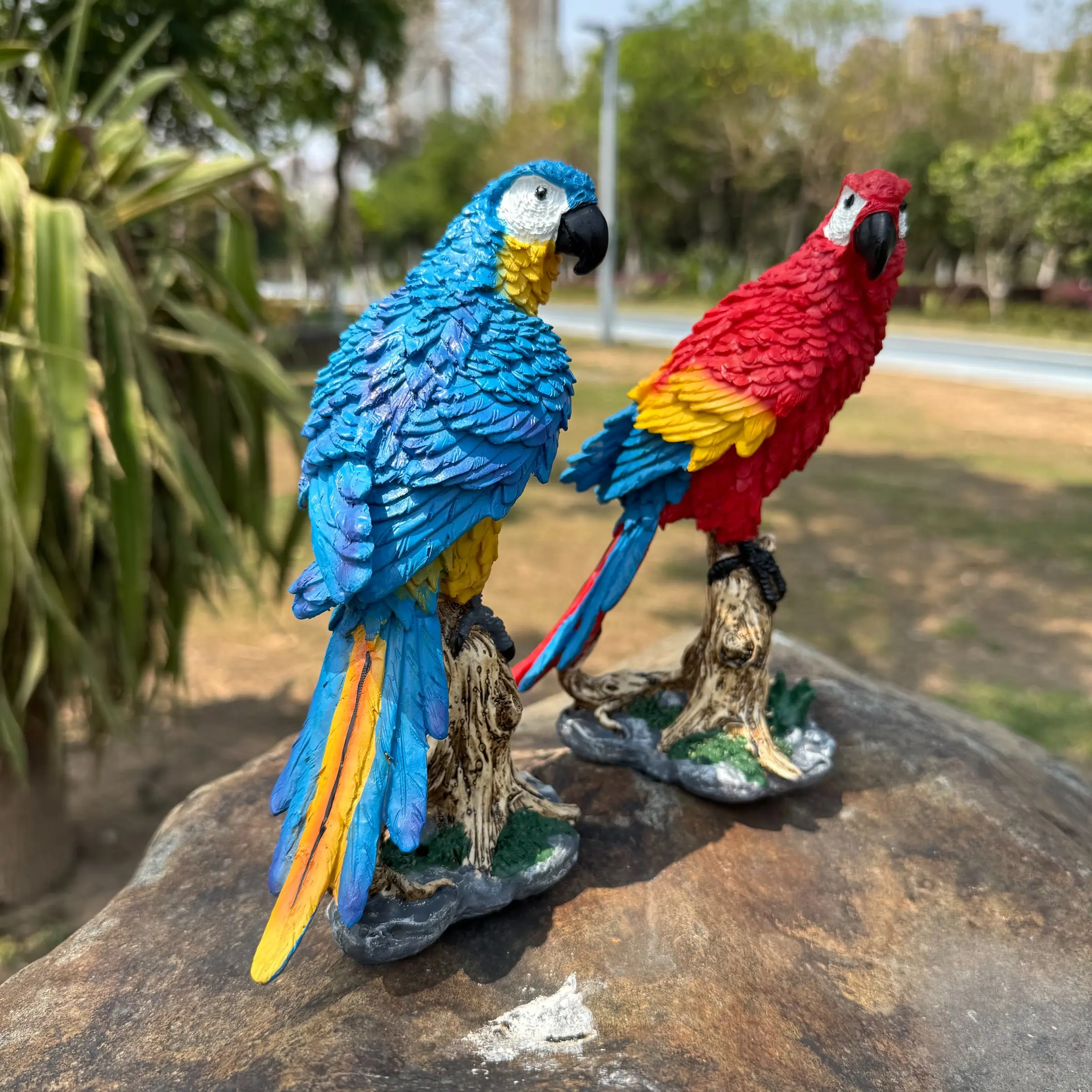 Vibrant Parrot Statue on Stump, Perfect for Indoor Decor, Garden, Courtyard, Balcony, Ideal Gift for Bird Lovers, Small Sculpture Ornament