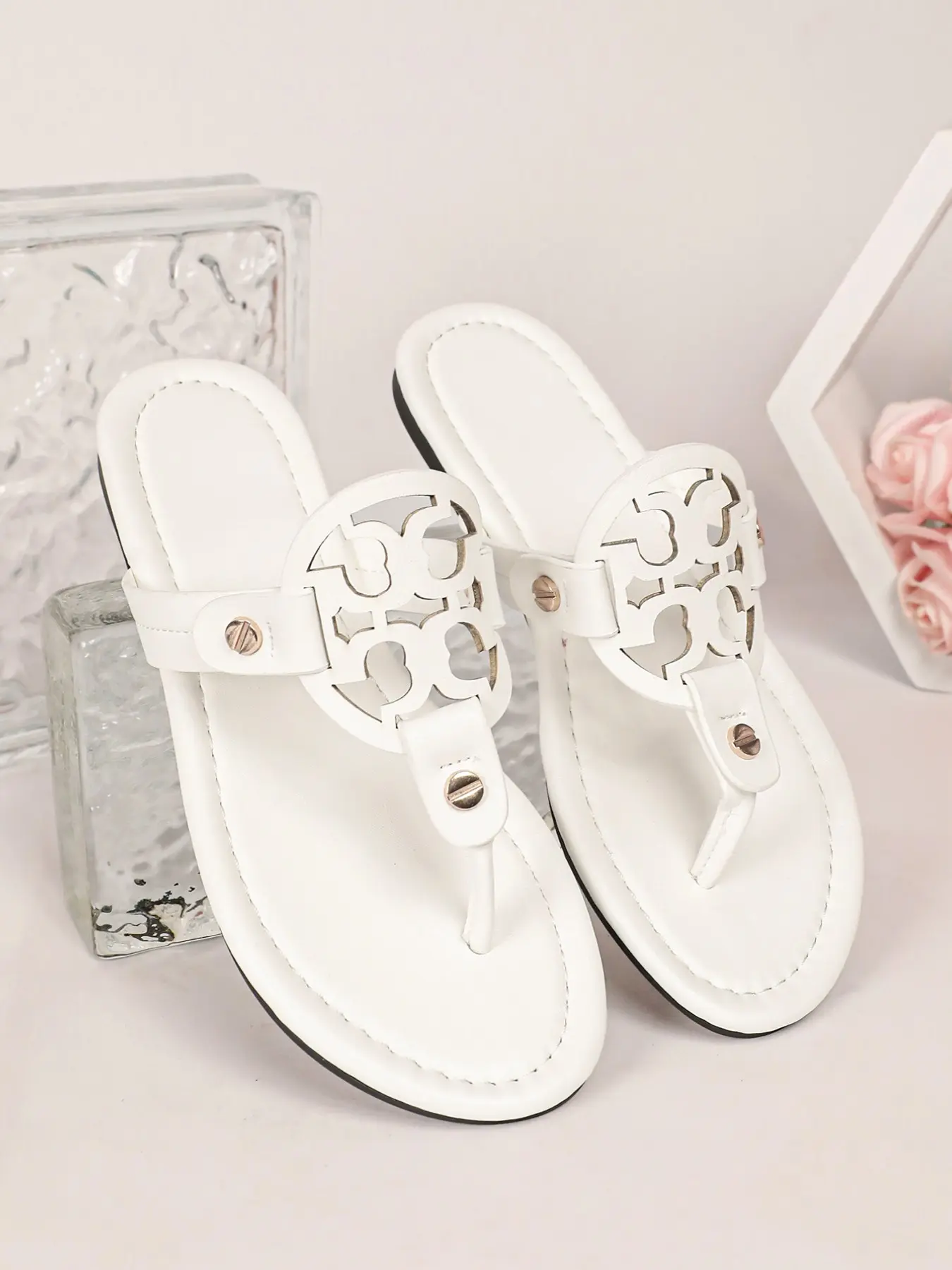 2026 New Metal Logo Sandals for Women, Summer Flat Toe-Clamp Flip Flops, Casual Outdoor Beach Slippers, Comfortable and Stylish