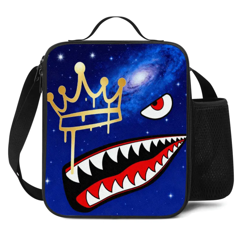 Starry Shark Print Upright Lunch Bag – a trendy, portable, and insulated storage bag. Reusable and designed to keep food at the right temperature, it is made from durable Oxford fabric. Suitable for students and commuters; features an adjustable shoulder
