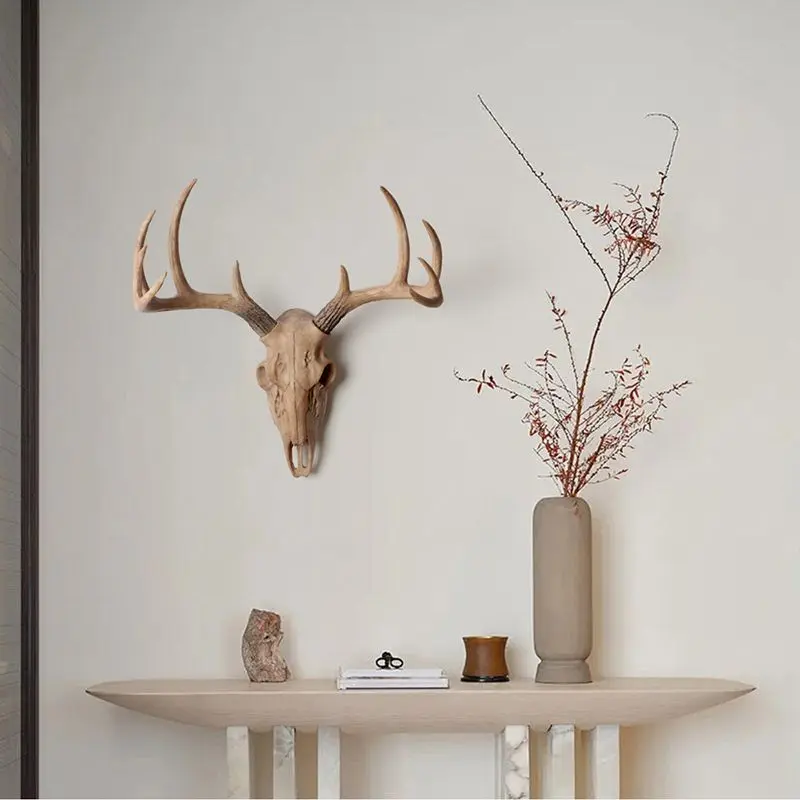 Nordic-style resin deer skull wall hanging piece, a retro hunting-themed wall decoration suitable for daily soft furnishings in living rooms and study areas. It can also be used in Halloween stores and for creating home atmosphere wall setups.