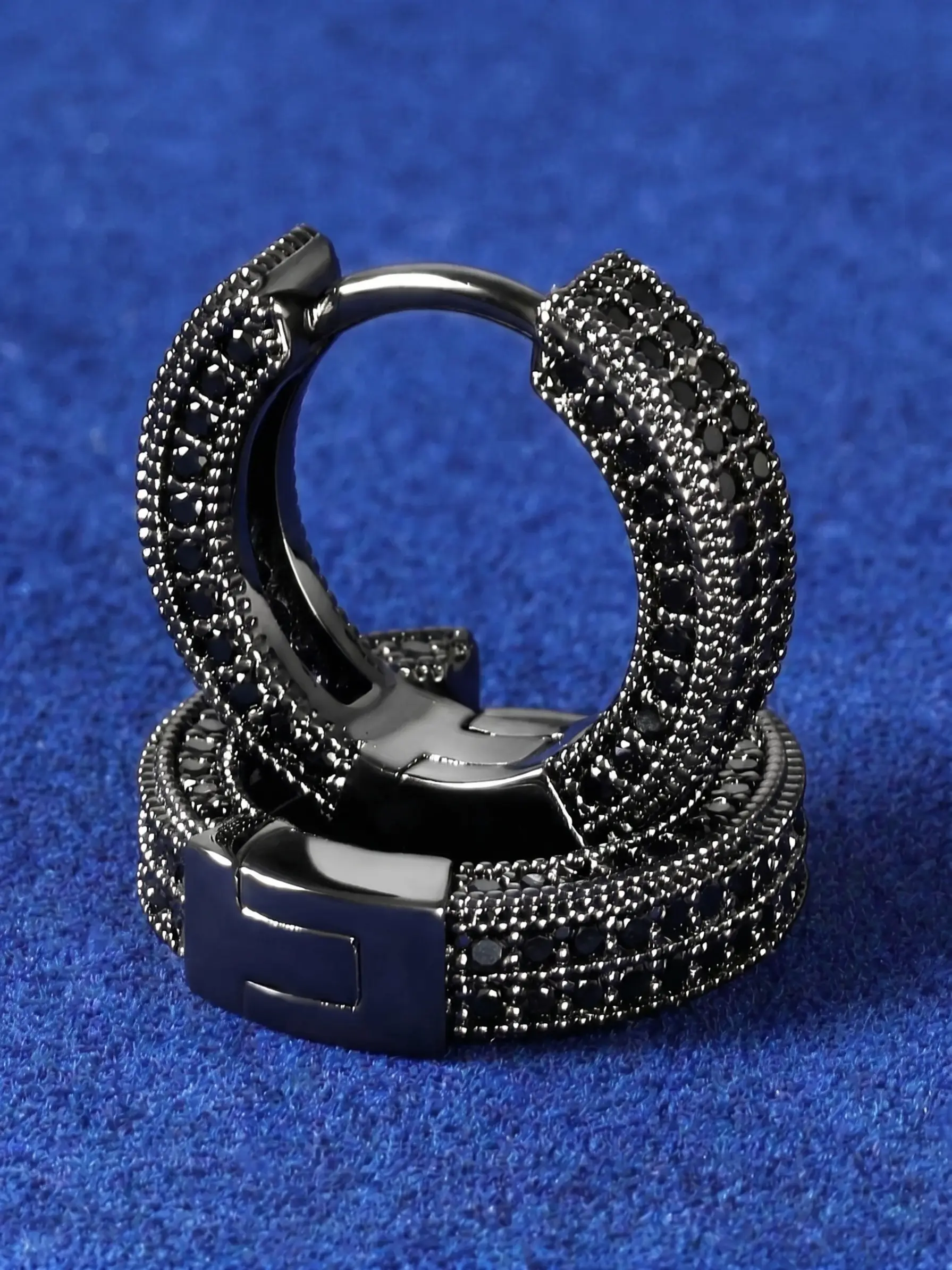 1 Pair Men Black Pave Zircon Hoop Earrings, Hip‑hop Huggie Ear Buckle, Punk Black‑plated Copper Small Circle Earrings Jewelry for Daily Party Wear Rounded Hoop Earrings Ear Hoops Fashionable Huggie Earrings Hoops Shape Earrings