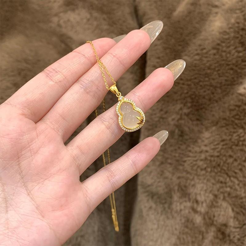 A golden gourd necklace for women, a new Chinese-style collarbone chain with a high-end feel
