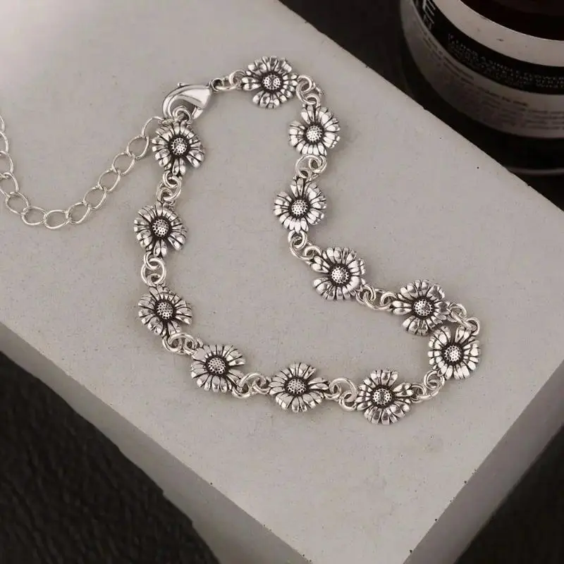 Vintage Flower Necklace for Women, Silver Daisy Chain Choker Necklace, Y2K Floral Jewelry, Cute Layered Statement Necklace for Girls, Trendy Boho Aesthetic Accessories, Everyday Wear Jewelry Gift for Birthday, Party and Festival Outfits