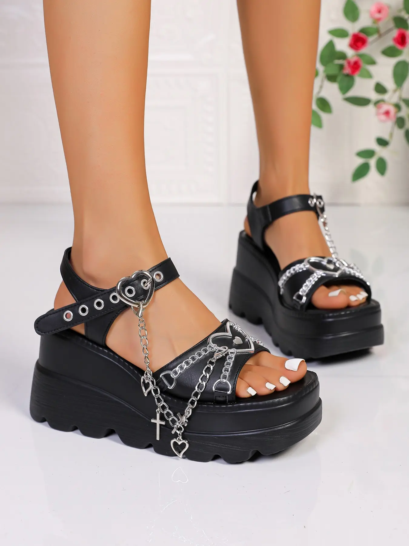 Style Y2K Heart Cross Chain Sandals, Thick Sole Platform Flip Flops, Women's Summer Streetwear Outdoor Shoes, Casual PU Rubber Bottom