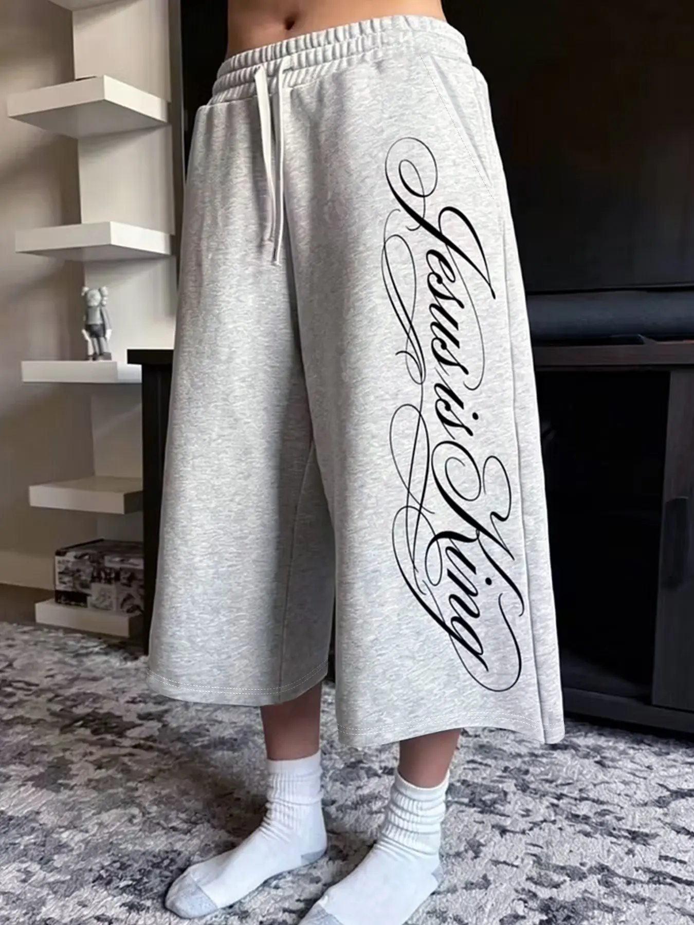 1 Pair Loose Wide Leg Capri Sweat Shorts, Gothic Script Print Elastic Drawstring Casual Cropped Pants, Unisex For Street Daily Summer Wear