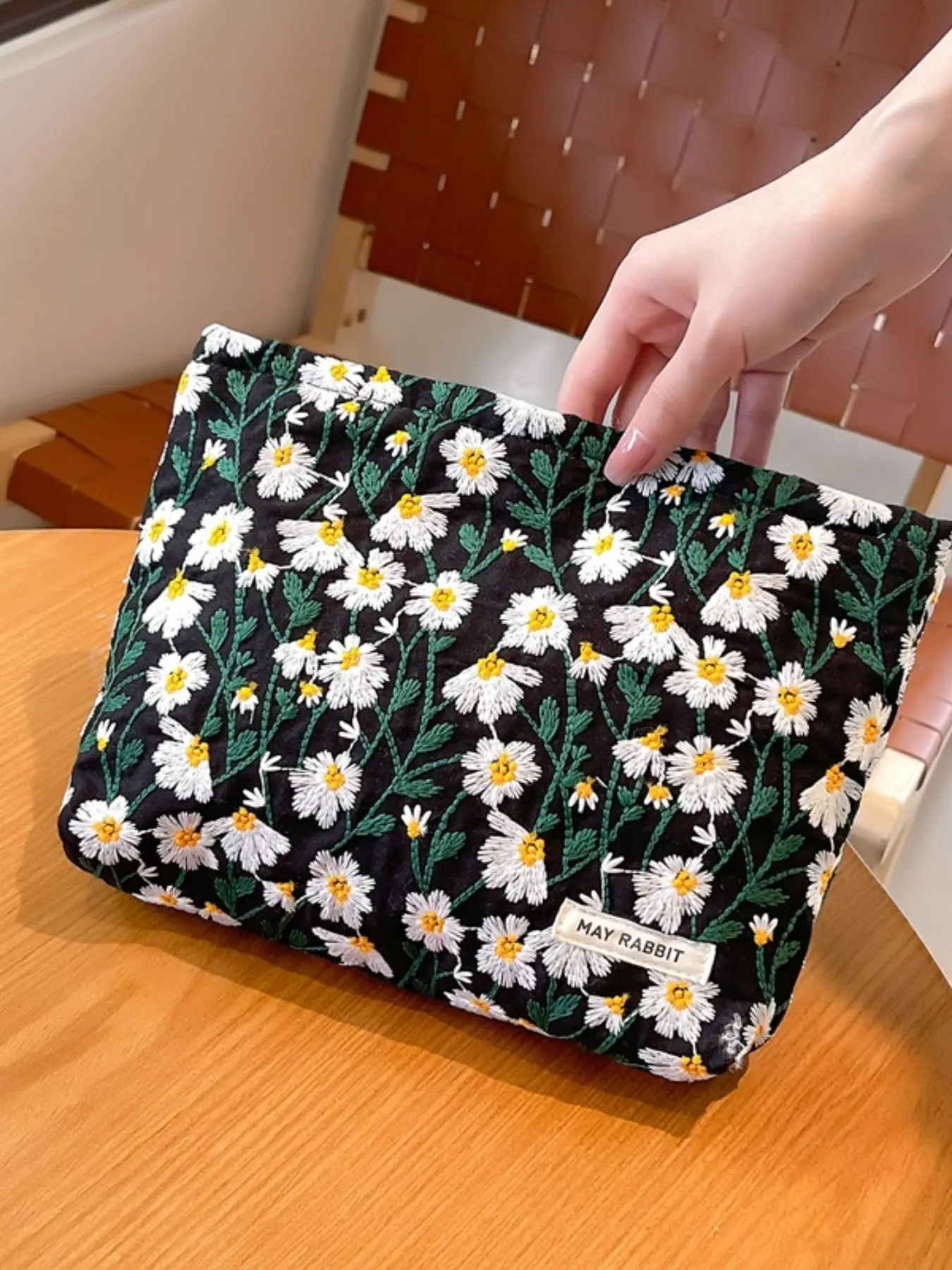3D Embossed Daisy Patchwork Makeup Bag, Large Capacity Floral Travel Organizer, Portable Skincare Storage Pouch, Ideal for On-The-Go Use