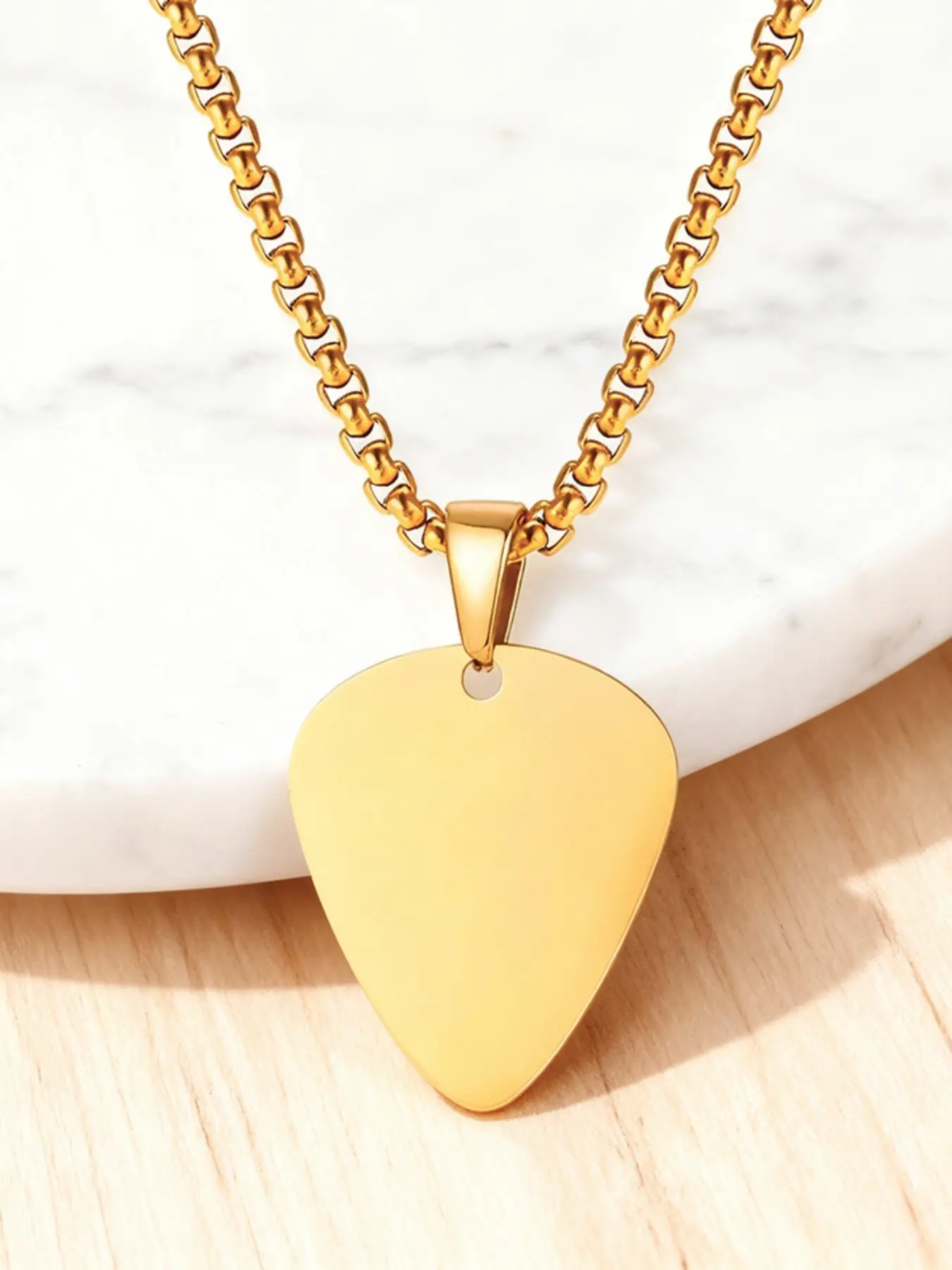 1 piece hip-hop stainless steel smooth guitar pick pendant necklace, minimalist and stylish with a fade-resistant clavicle chain, a niche and personalized long sweater chain for musicians, suitable for daily wear, and a gift for boys who play the guitar.