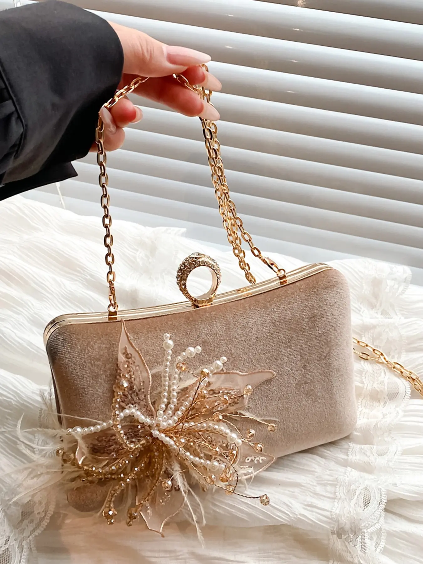 Retro champagne gold fashion dinner bag, niche design pearl flower chain bag, light luxury texture celebrity banquet clutch bag, personality   exquisite and versatile  suitable for daily travel, shopping and so on.