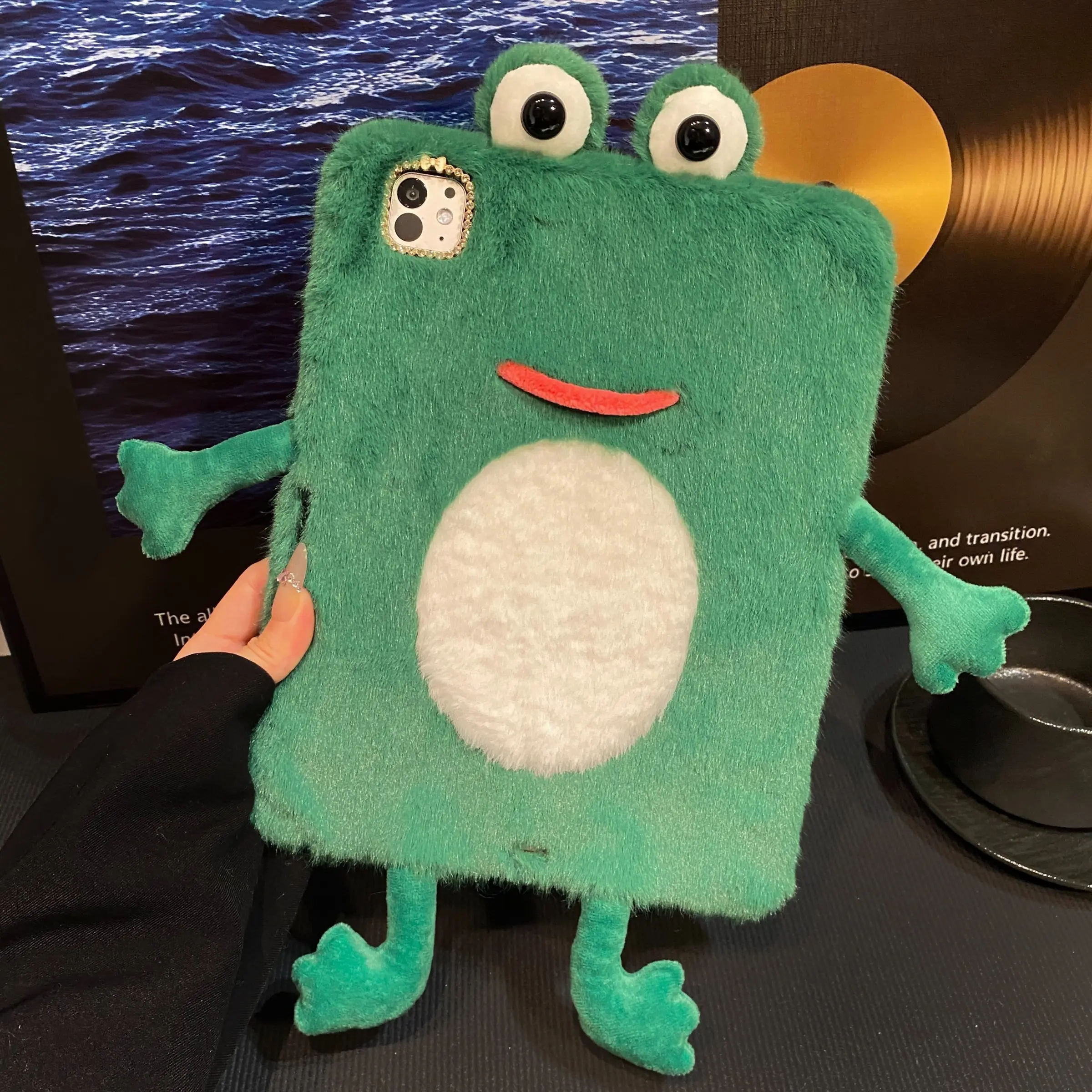 Cute Frog Plush Tablet Case with Pen Slot, Compatible with iPad 10th/11th, Pro 11/12.9/13, Air 11/13, Mini 7/6, 9.7/10.2 Inch, Shockproof, Gift for Girls