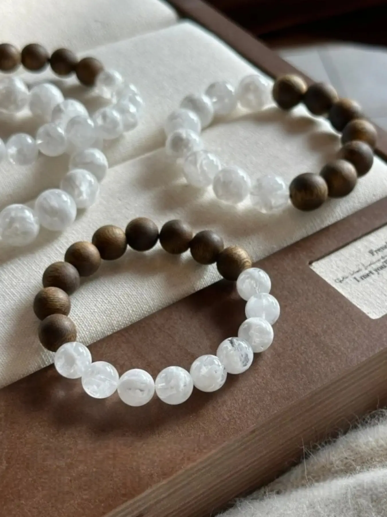 Natural Snowflake Ghost Crystal Bracelet, Sandalwood Bead Bracelet, Luxury Accessory for Men and Women, Party and Daily Wear