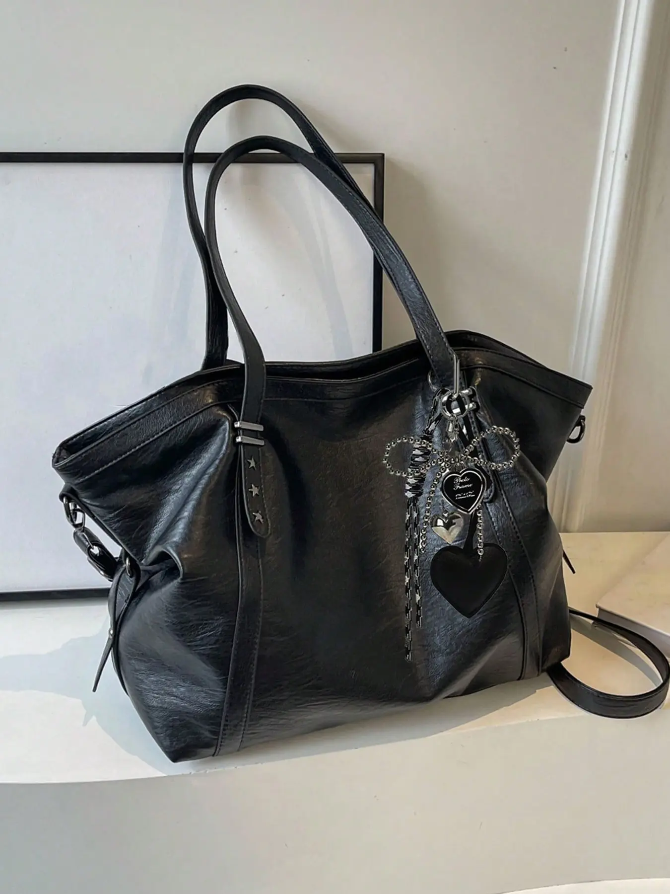 Street style relaxed retro texture tote bag with heart-shaped bow and woven rope element pendant design, large capacity fashionable solid color versatile single shoulder handbag, casual commuting bag, suitable for commuting and shopping