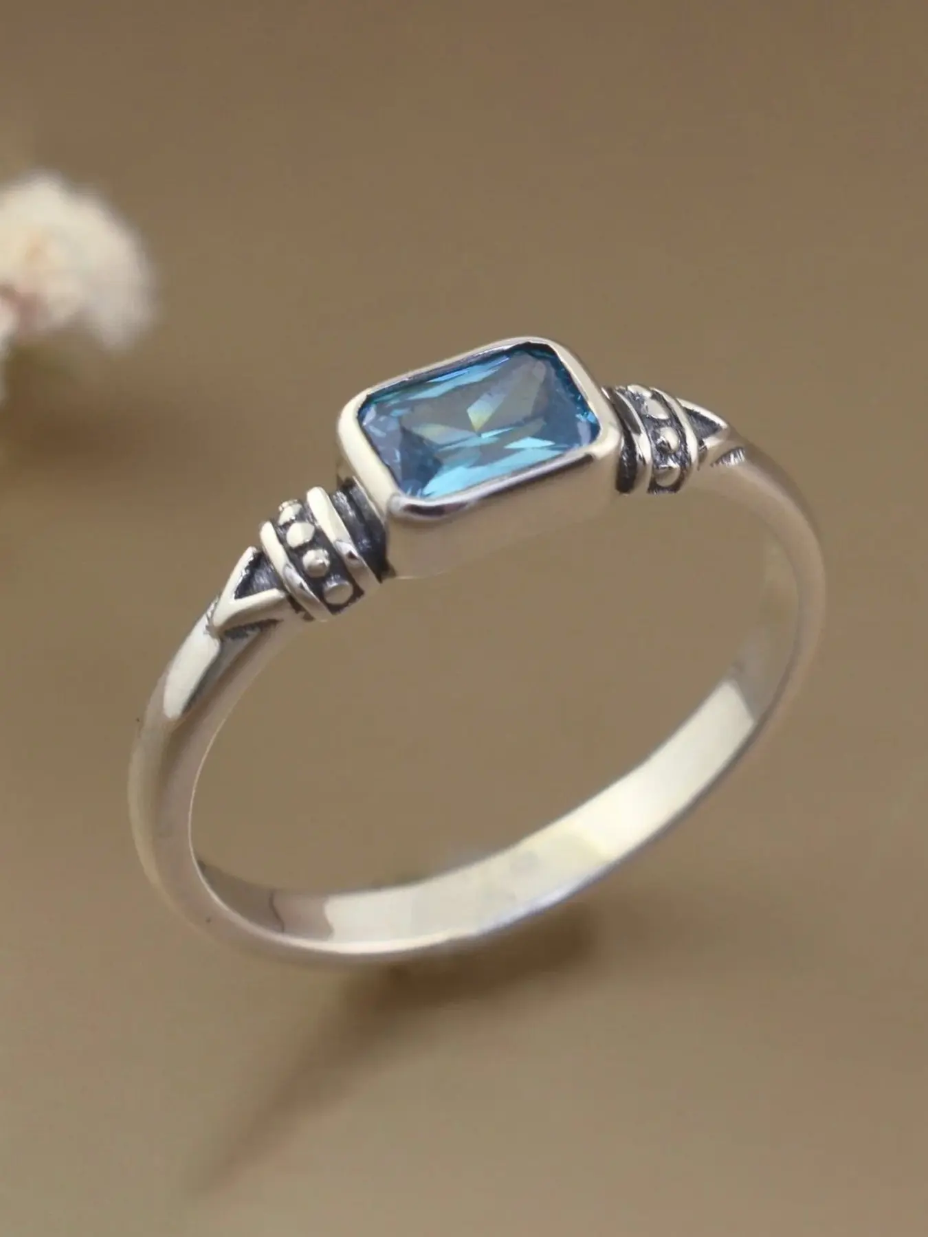 1 Piece Vintage Rectangle Cut Blue Imitation Gemstone Ring, Retro Pattern Carved Band Stackable Statement Ring, Daily Casual Costume Jewelry For Women, Stackable Fashion Rings