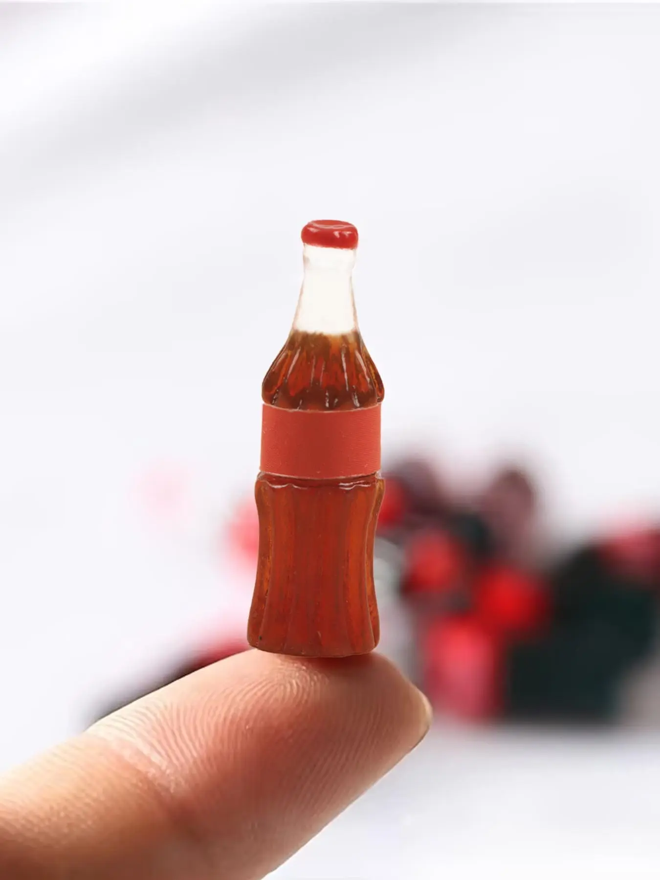 5pcs/10pcs Cola Bottle Resin Decorative Pendants (Mixed Colors) Realistic Soda Bottle Shape with Red Caps for Photography Props, Home & Holiday Decor, DIY Crafts