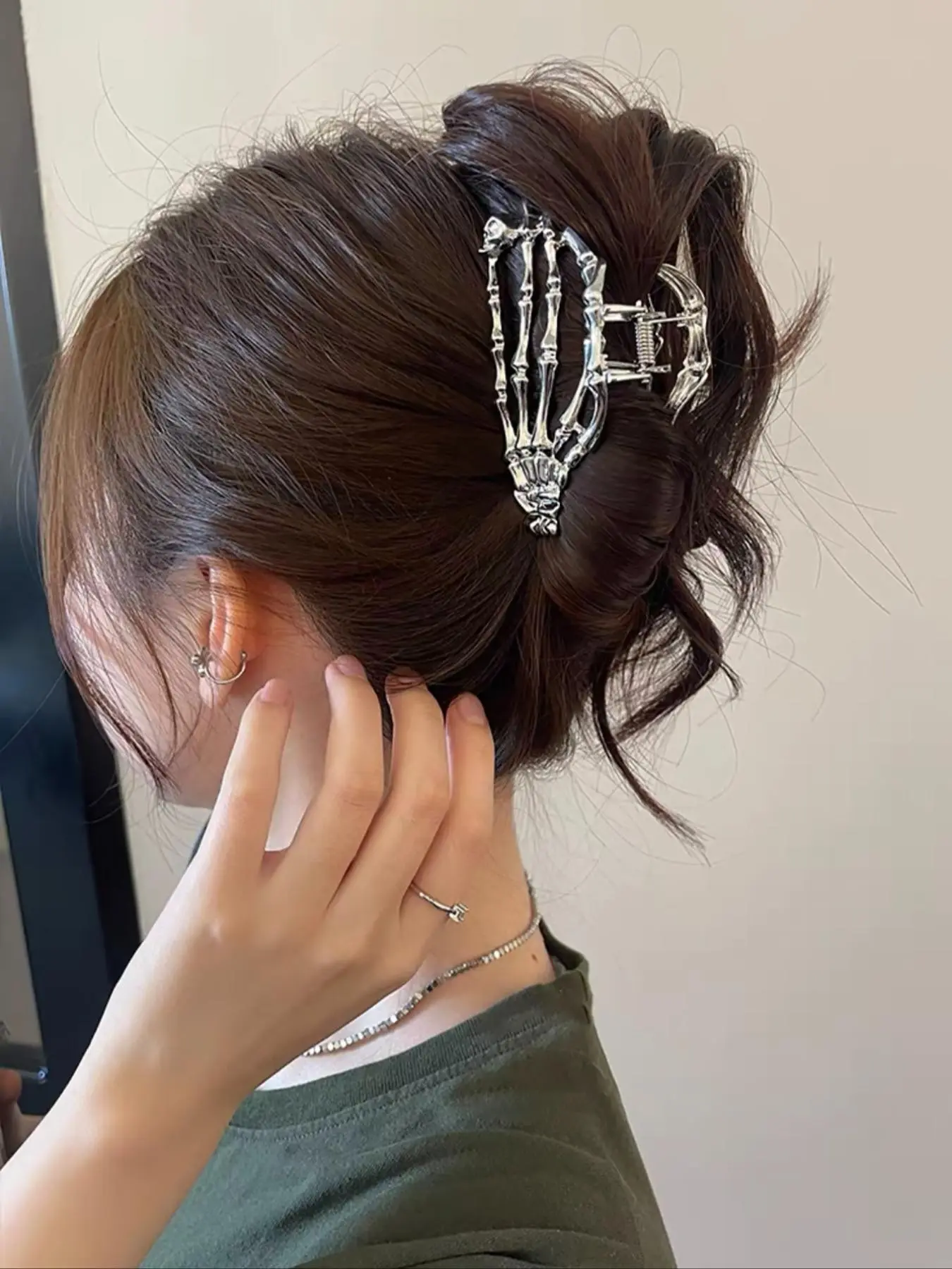 Halloween Metal Skull Hair Claw, Claw Clip, Strong Hold Back-Of-Head Hair Claw with Skull Head Design, Unique Personalized Halloween Accessory