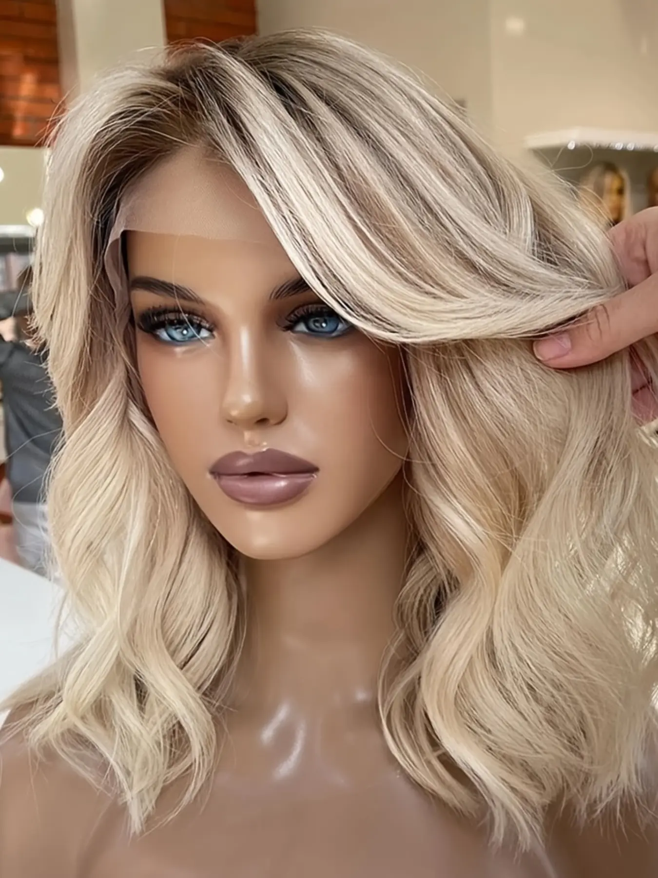 14-Inch Short Bob 13x4 Front Lace Wig, Lace Frontal Wig, 100% Human Hair, Ombre Highlight Blonde Soft Shiny Body Wavy Short Hair, 150 Density, Pre-Blended Baby Hair, Natural Look, Women's Daily Wear