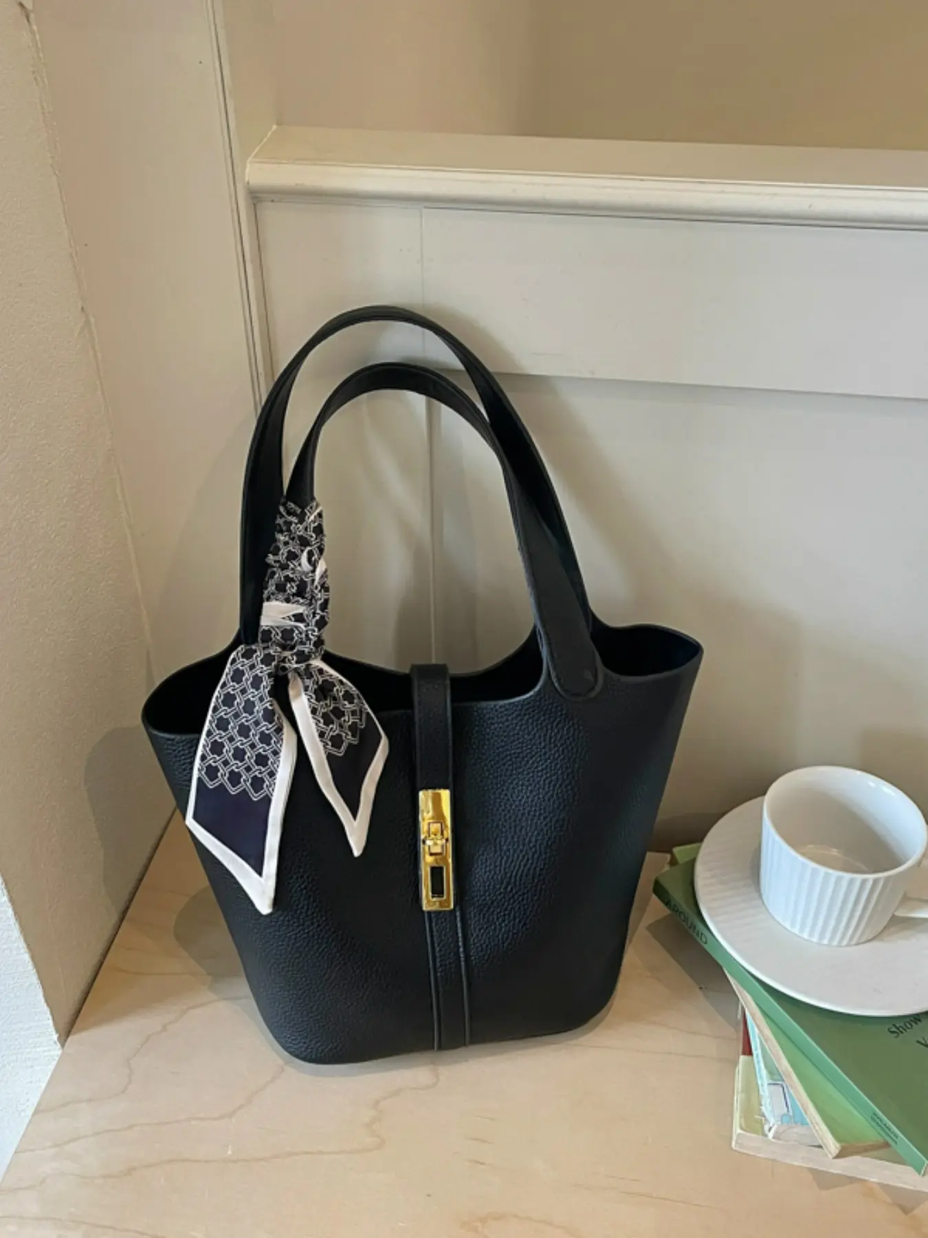 Elegant Plain Color Bucket Bag, New Fashion High-End Simple Design, Lightweight Casual Handbag for Commuting and Shopping