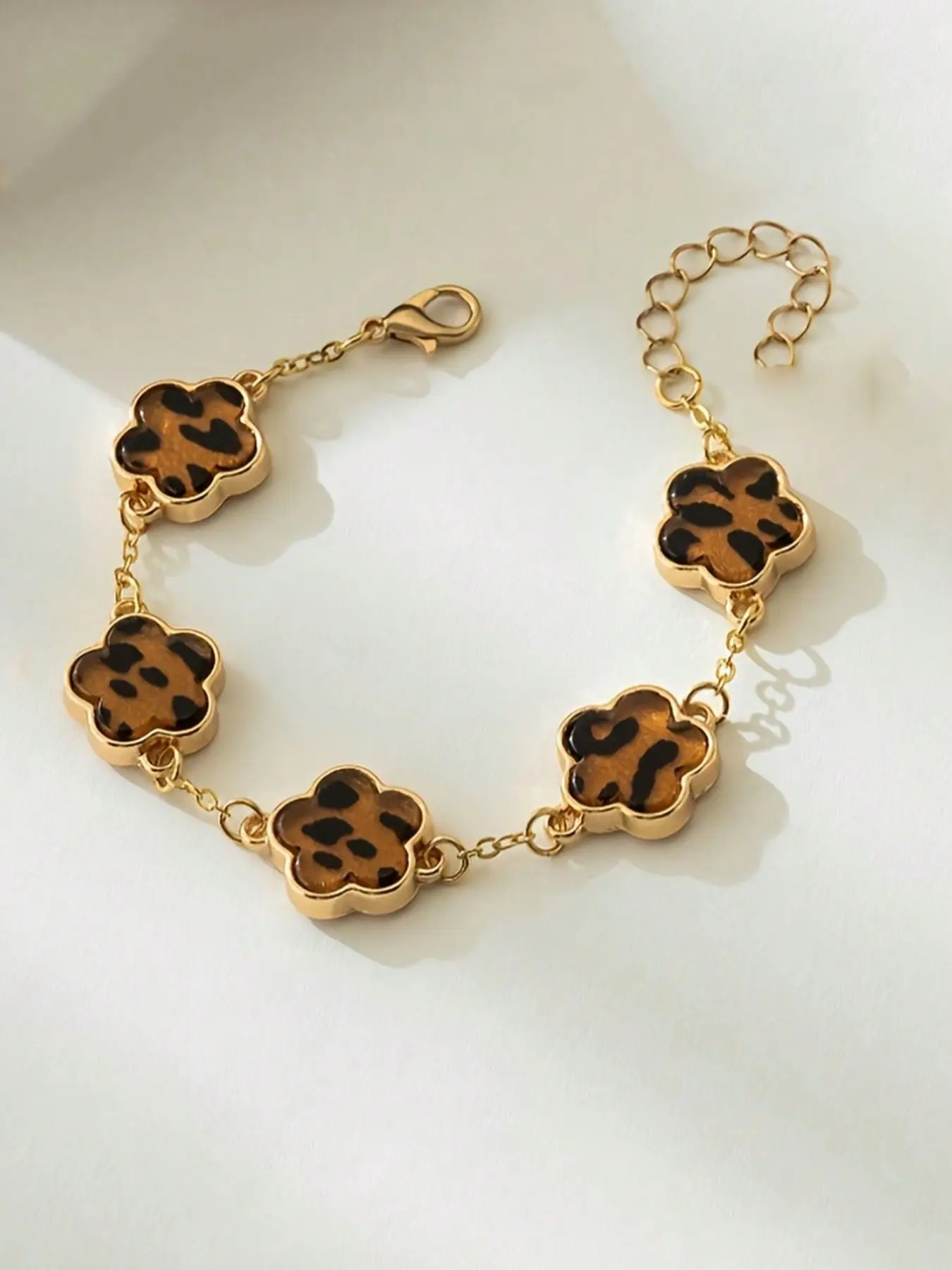 1pc Stainless Steel Vintage French Leopard Print Clover Charm Bracelet , Leopard Heart Bracelet , Accessories For Women , Classic Fashion Jewelry Suitable For Daily Wear And Gifting (Pattern Randomly Assorted) (Avoid Prolonged Exposure To High Temperature
