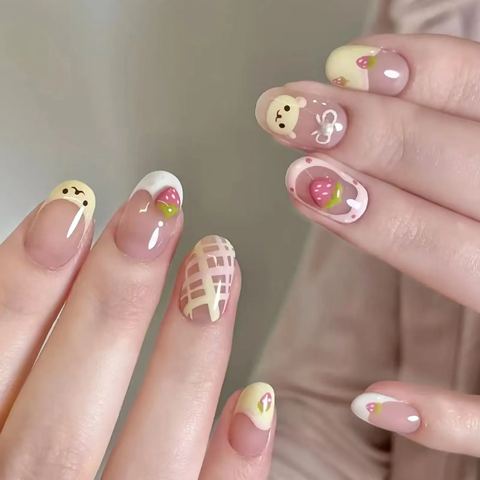 30 Pcs Short Oval Press-On Nails, Transparent Nude Base, Hand-Drawn Bear, Strawberry, Plaid, Bow Patterns, Reusable, Includes Jelly Glue and File, Decorative Nails, Nail Art Supplies