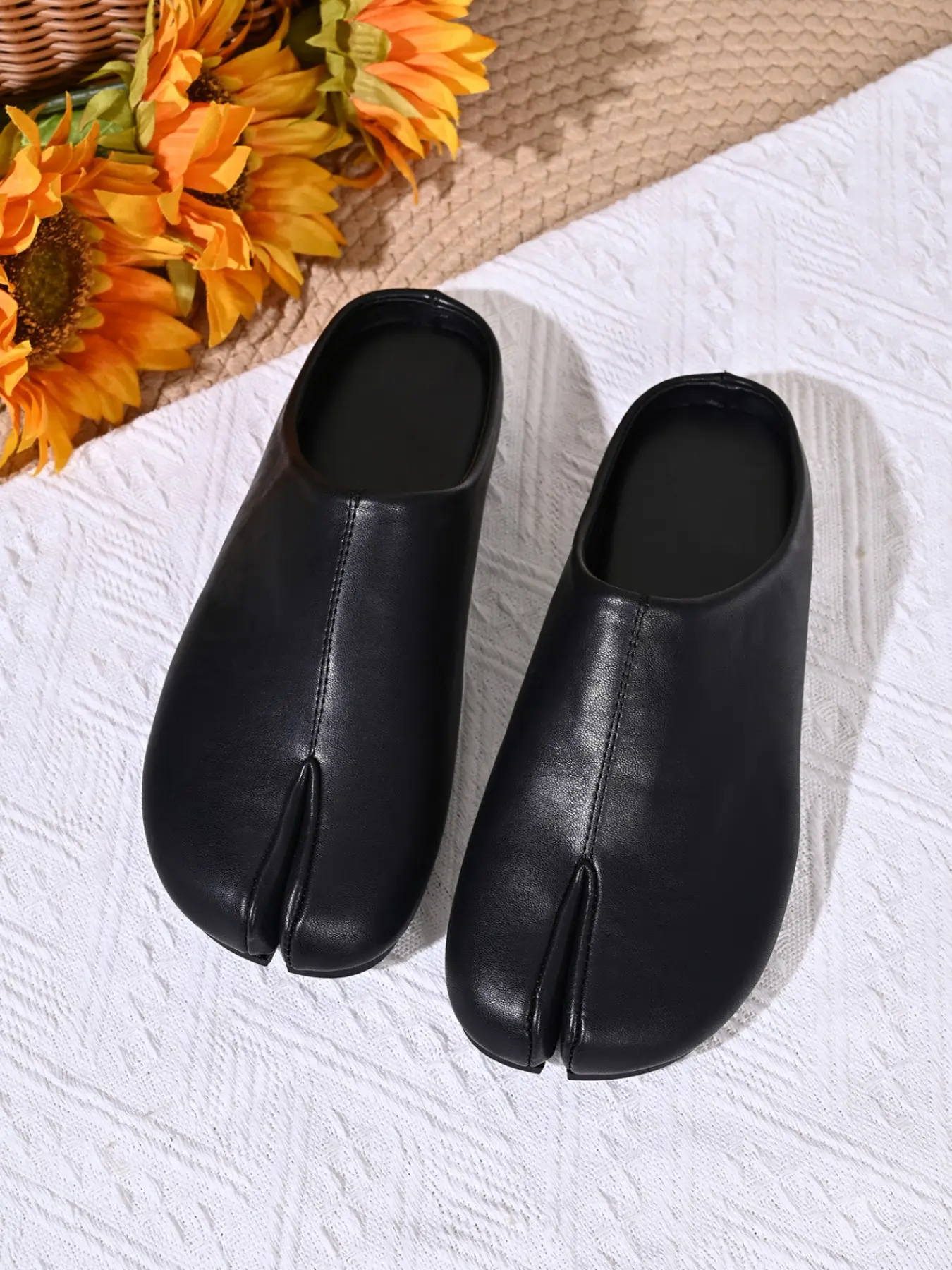 Women Closed Toe Split Tabi Toe Mule Flats, Backless Slip-On Quiet Luxury Casual Slides, 2 Colors Available, Rubber